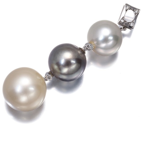 Black South Sea Pearl 11.7-14.1mm Diamond 0.032ct 18k White Gold Pendant: Black South Sea Pearl 11.7-14.1mm Diamond 0.032ct 18k White Gold Pendant A stunning 18k white gold pendant showcases a luminous South Sea pearl, measuring 11.7-14.1mm in diameter, set against a sleek