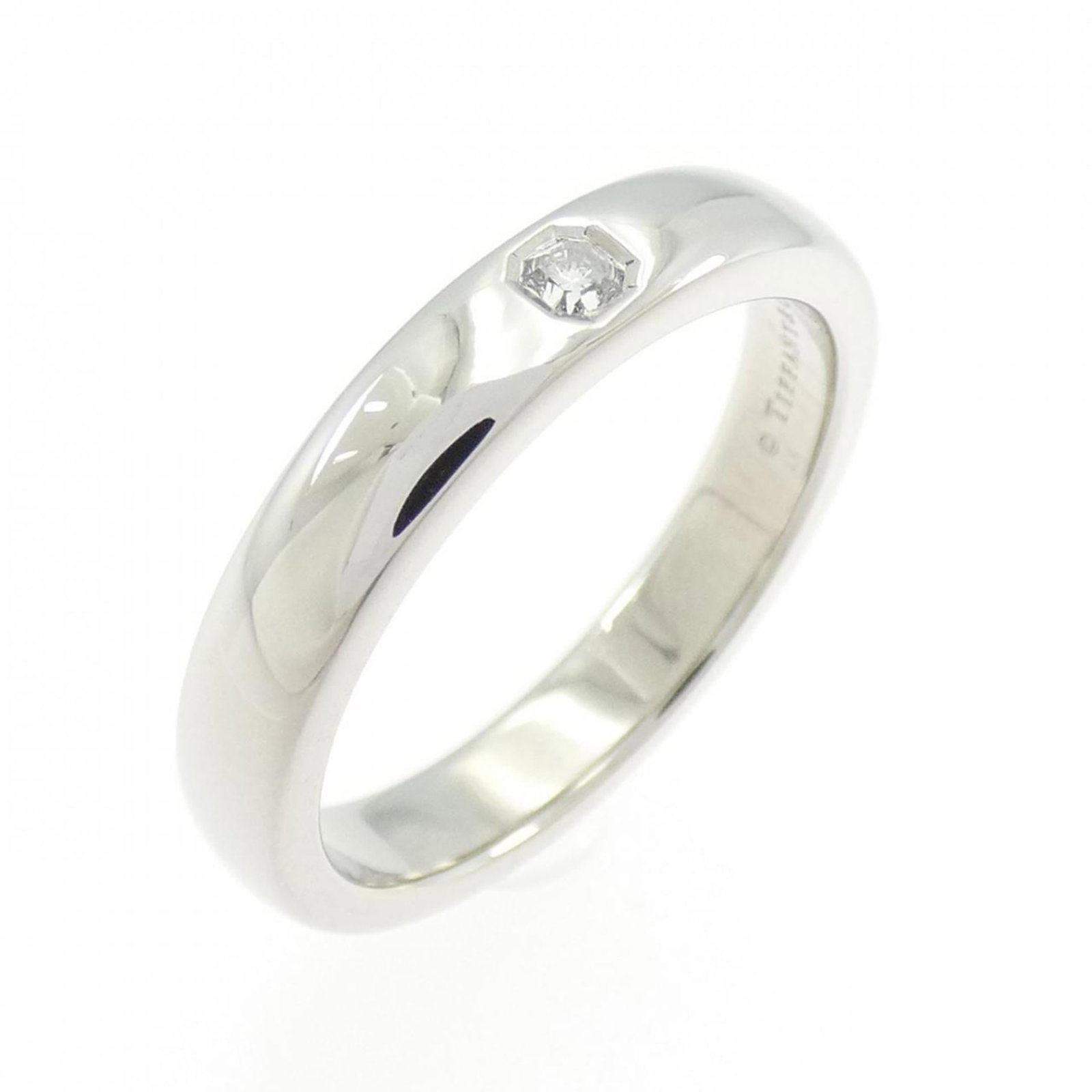 Ring Tiffany Band: Ring Tiffany Band A stunning platinum band from Tiffany & Co., adorned with a beautiful diamond, adds a touch of elegance to any outfit. With its sleek 3.5mm width and comfortable fit, this ring is pe