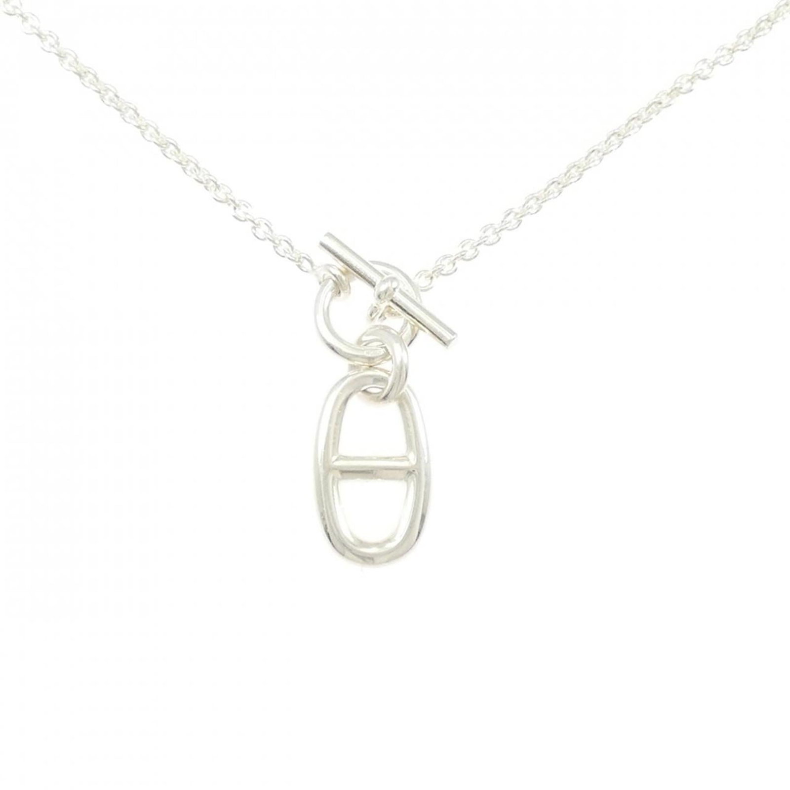 Hermes Chaine D'Ancre Necklace: Hermes Chaine D'Ancre Necklace A stunning Hermes Chaine D'Ancre Necklace, crafted from sterling silver 925 and boasting a sleek, modern design. This iconic piece is marked by its delicate chain and el