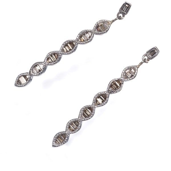 Gold Diamond 0.10Ct/ 0.10Ct Milgrain Baguette-Cut Earrings 18K 750 White: Gold Diamond 0.10Ct/ 0.10Ct Milgrain Baguette-Cut Earrings 18K 750 White Elevate your style with these exquisite 18k white gold earrings, boasting two stunning .10ct diamonds set in milgrain baguette-