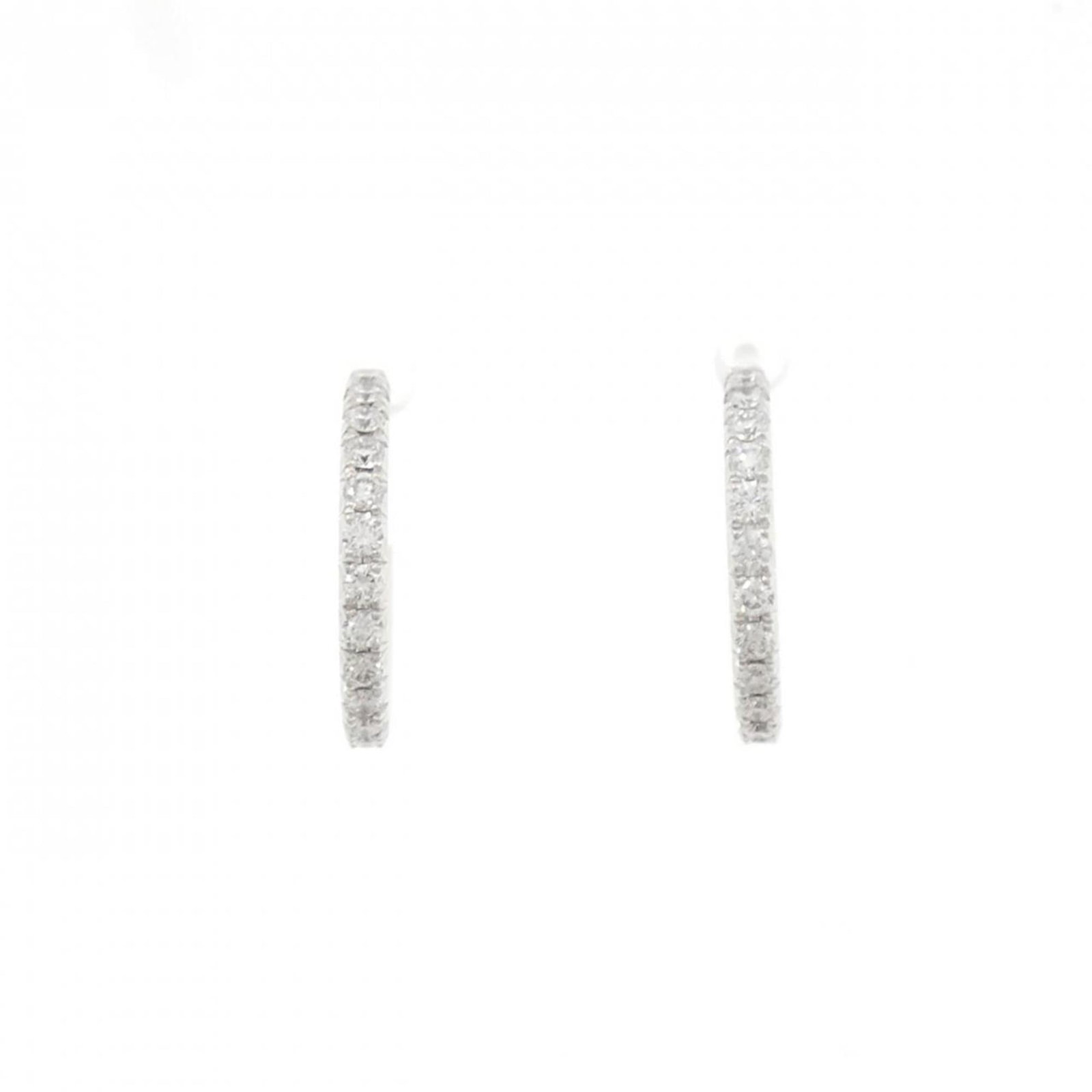 (18K) Tiffany Stud Earrings White Gold: (18K) Tiffany Stud Earrings White Gold Elevate your elegance with these stunning 18K white gold Tiffany stud earrings, adorned with a beautiful diamond that shines at 13.50mm in size. The subtle scrat