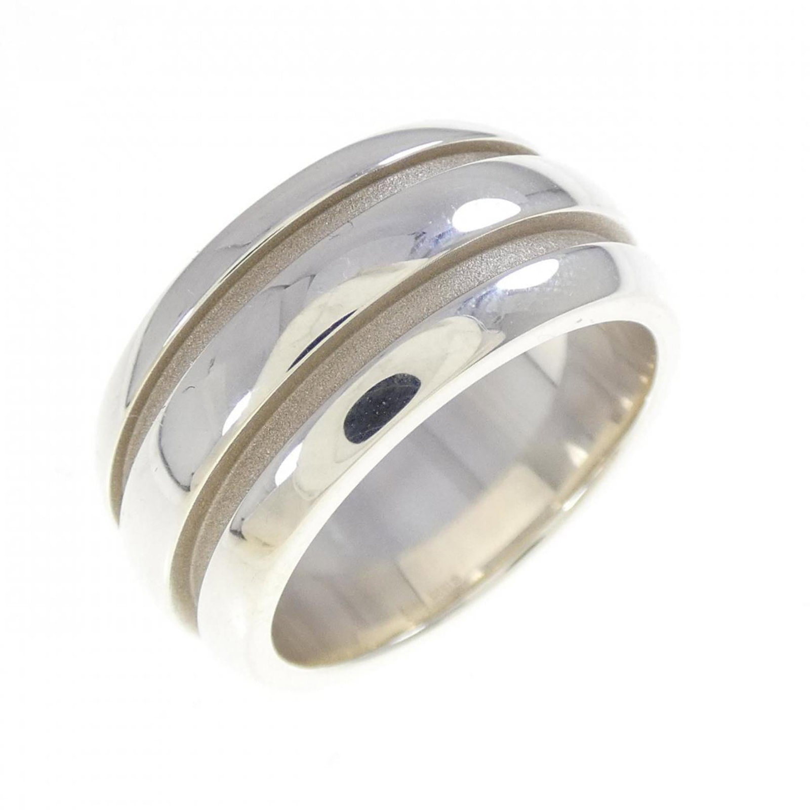 925 Tiffany Band Ring Silver: 925 Tiffany Band Ring Silver A beautiful 925 Tiffany band ring in excellent condition, with only minor signs of wear that add to its timeless charm. This silver ring is a stunning example of classic T