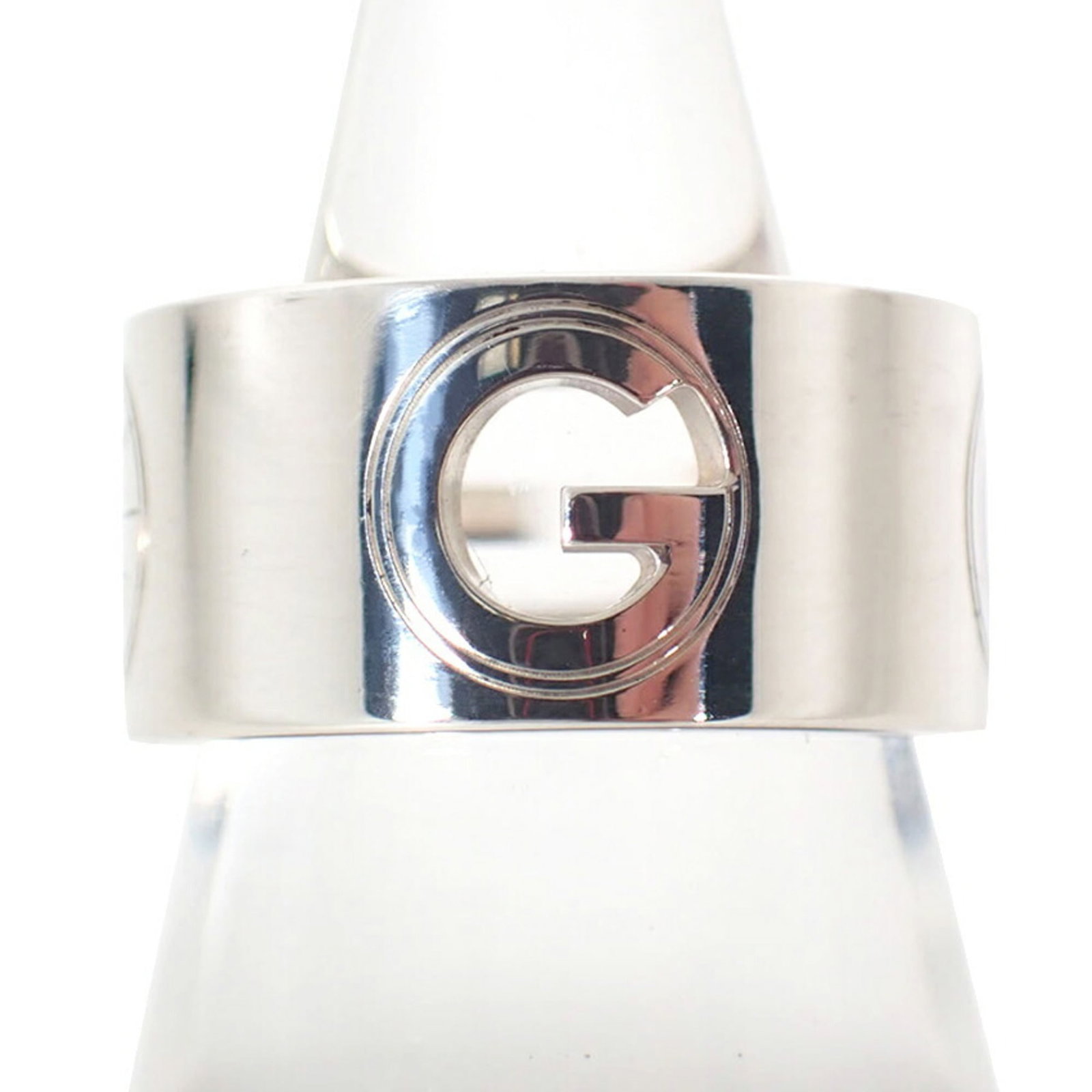 Gucci sterling silver band ring (925): Gucci sterling silver band ring (925) Elevate your everyday style with this stunning Gucci sterling silver band ring, crafted from high-quality 925 material and boasting a sleek, sophisticated design