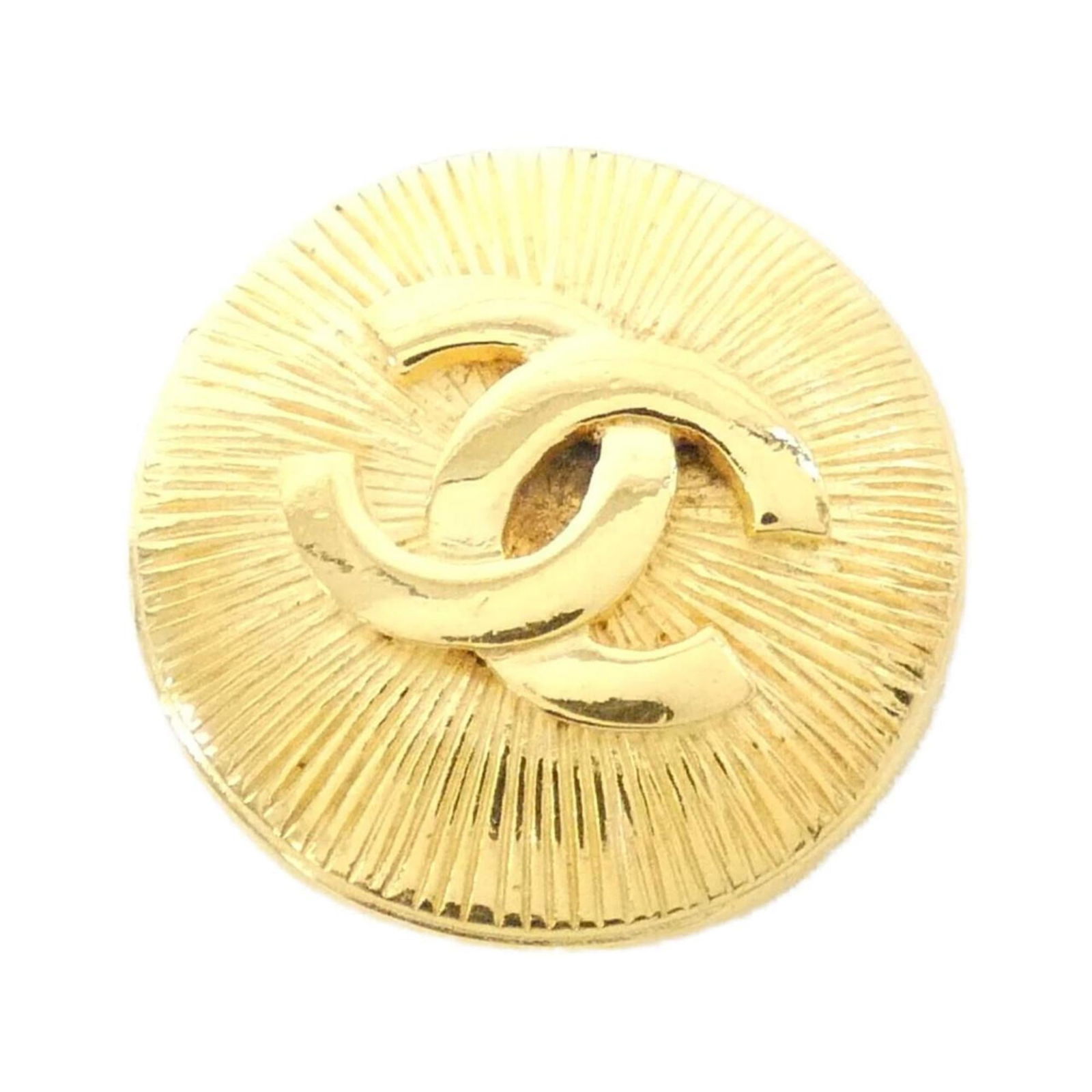 Brooch Chanel: Brooch Chanel A vintage Chanel brooch, exuding timeless elegance with its 3cm gold frame and subtle details, adds a touch of sophistication to any outfit. With only minor signs of wear, this pre-owned