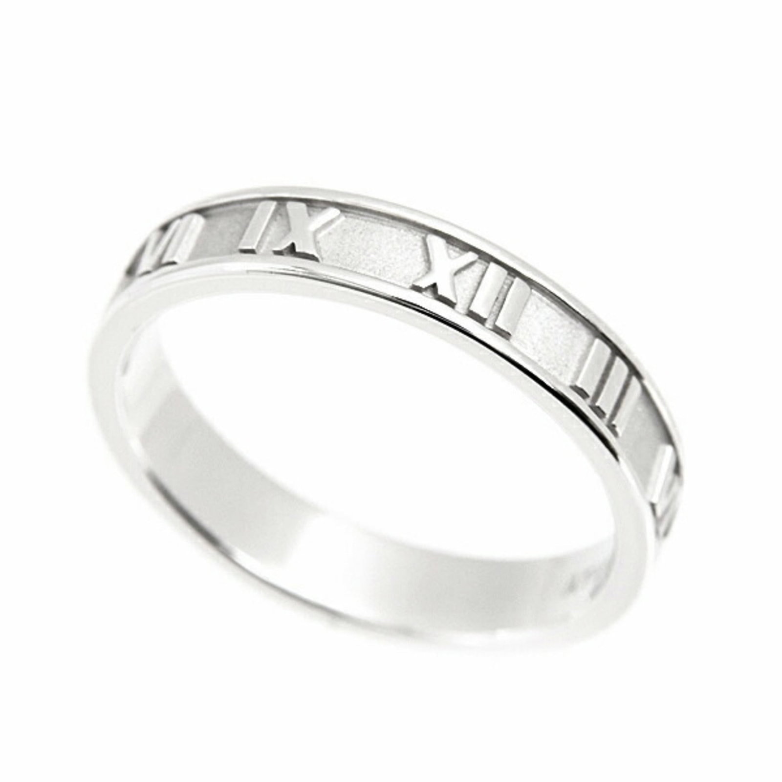 (18K) Tiffany Band Ring White Gold: (18K) Tiffany Band Ring White Gold A timeless piece of elegance, this 18K white gold band ring from Tiffany is a masterclass in understated sophistication. With its high-quality white gold constructio