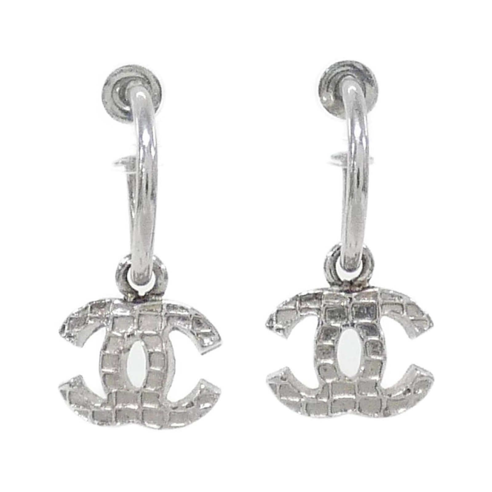 Earrings Chanel Drop: Earrings Chanel Drop Add a touch of timeless elegance to your outfit with these stunning Chanel drop earrings, crafted in sleek silver and boasting a classic 10mm drop length that adds sophistication
