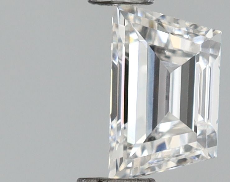 IGI Trapezoid 0.38ct E VVS2 Loose Lab Diamond: IGI Trapezoid 0.38ct E VVS2 Loose Lab Diamond Experience the brilliance of a lab-grown diamond, certified by IGI as VVS2 clarity and E color, with exceptional polish and symmetry. This 0.38ct trapezoi