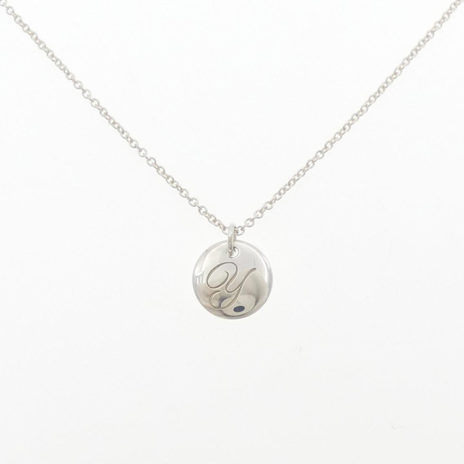 Necklace Tiffany Notes Letter: Necklace Tiffany Notes Letter A stunning silver Tiffany necklace, adorned with the iconic 'Notes' design, adds a touch of elegance to any outfit. With its 46cm chain and 12.6mm pendant, this