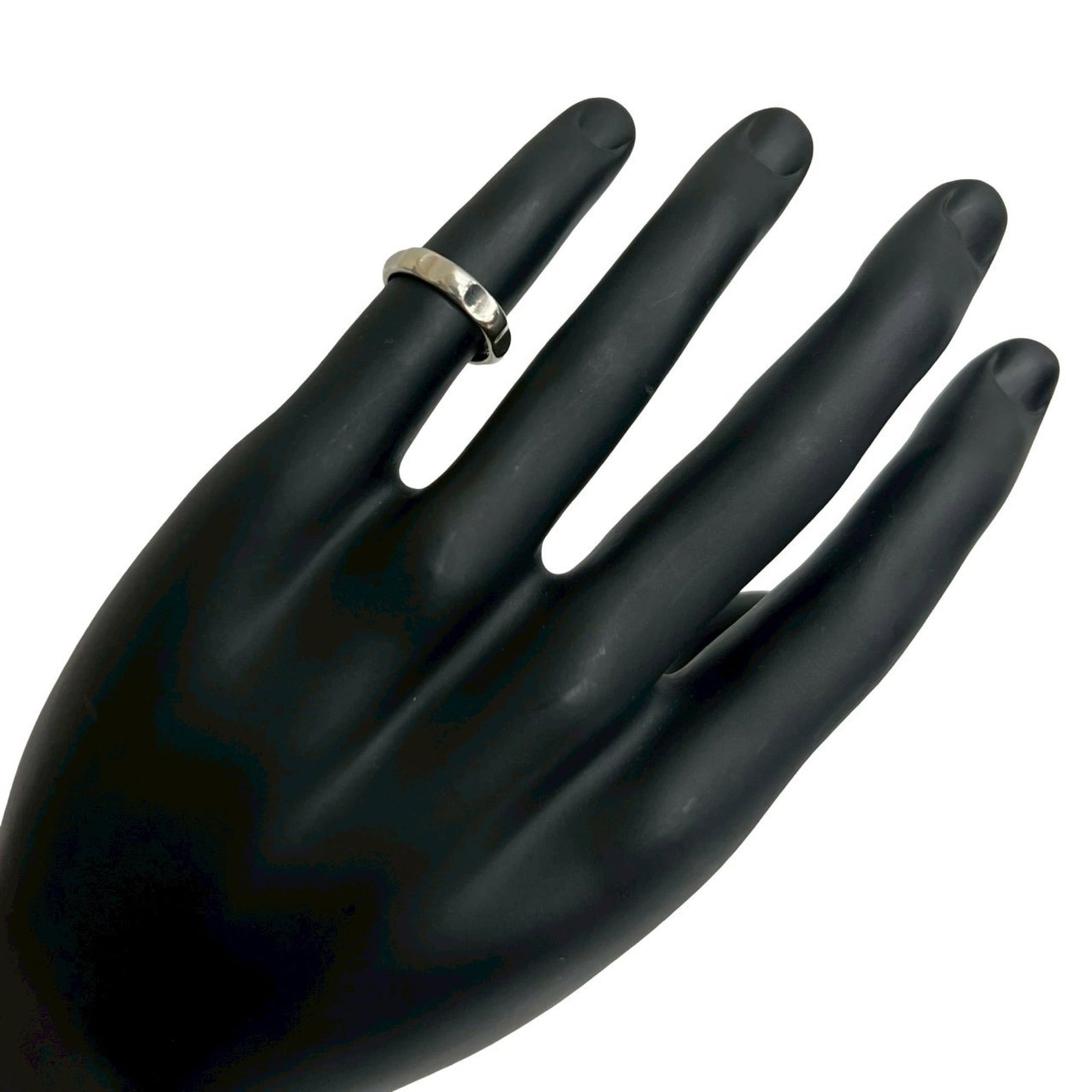 925 Tiffany Band Ring Silver: 925 Tiffany Band Ring Silver A timeless Tiffany band ring, crafted from sterling silver 925, adds a touch of elegance to any outfit with its sleek design and classic style. With its durable constructi