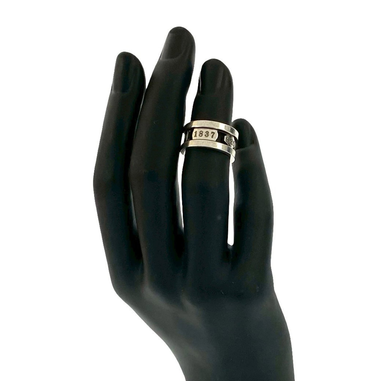 925 Tiffany Band Ring Silver: 925 Tiffany Band Ring Silver A timeless Tiffany band ring, crafted from sterling silver 925, adds a touch of elegance to any outfit with its sleek design and classic style. With its durable constructi
