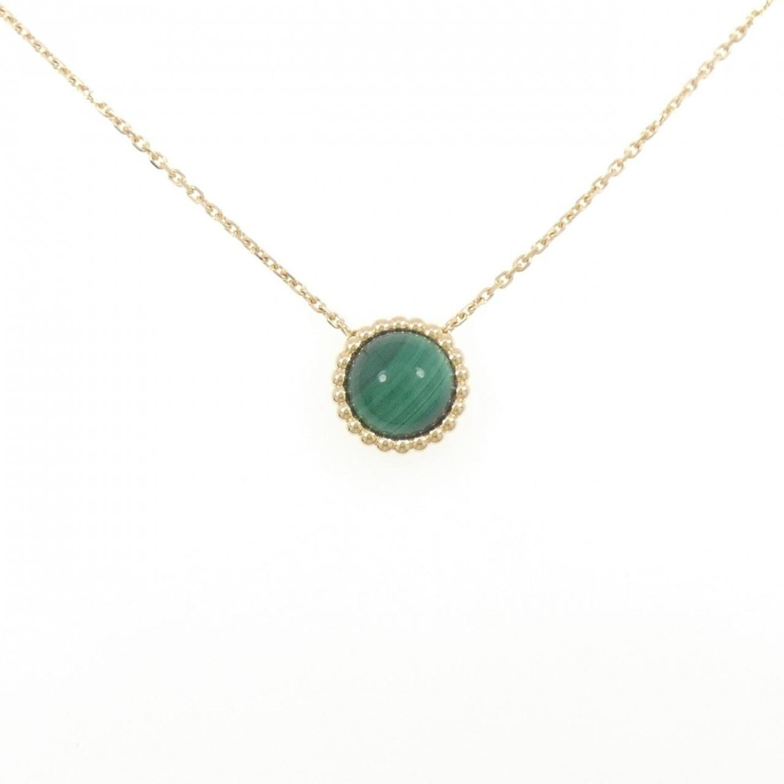 Necklace Van Cleef & Arpels Perle Couleur: Necklace Van Cleef & Arpels Perle Couleur A stunning Van Cleef & Arpels Perle Couleur necklace, adorned with vibrant malachite stones in a beautiful yellow gold setting, adds a touch of elegance to an