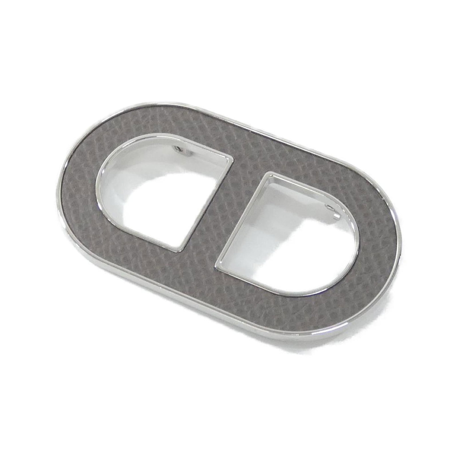 Hermes Epsom Leather Brooch in Palladium: Hermes Epsom Leather Brooch in Palladium A stunning Hermes Epsom Leather Brooch in Palladium, adding an air of sophistication to any outfit. Made from high-quality Epsom leather and set with palladium