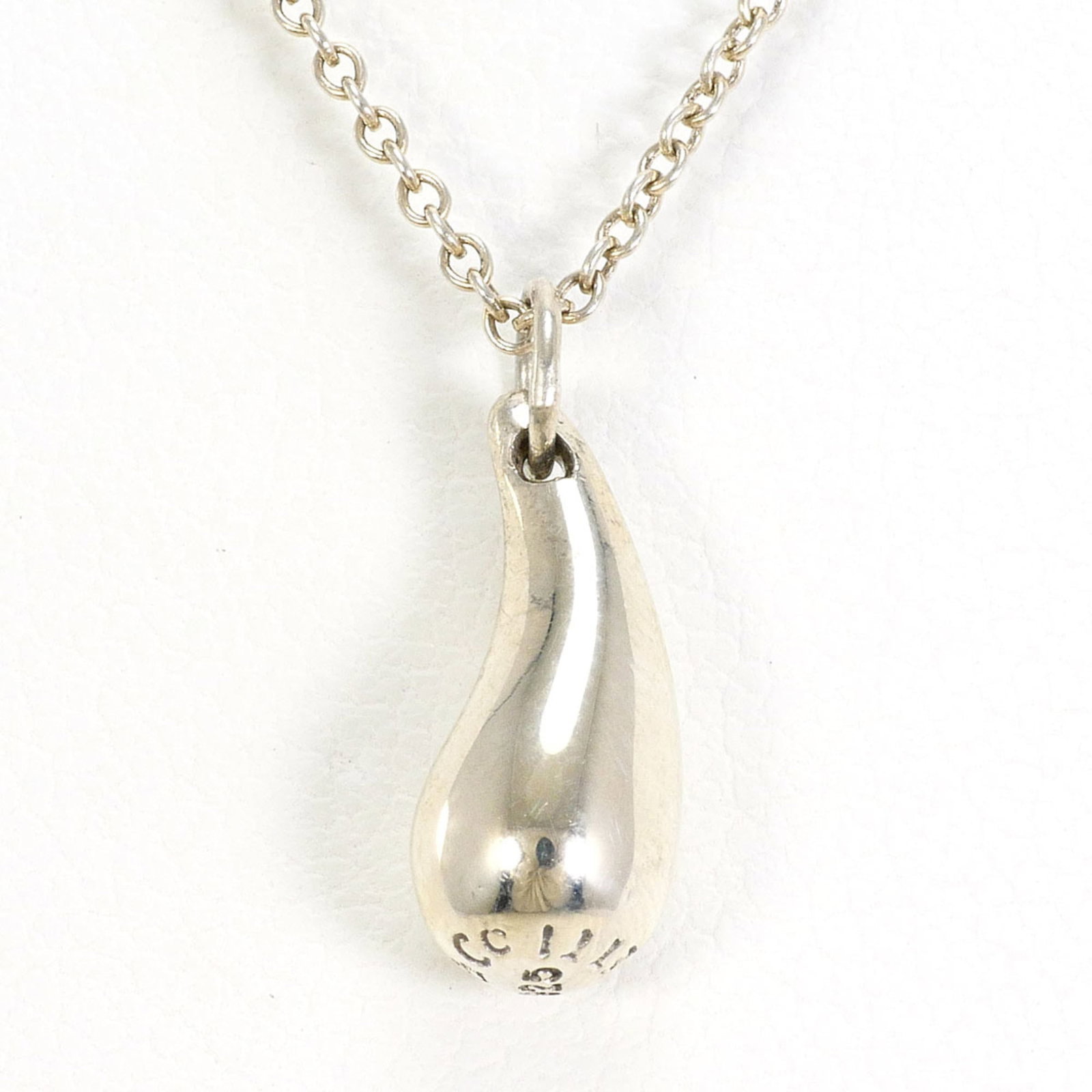 Tiffany & Co. 925 Sterling Silver Necklace, 41cm, 2.9g, Like New: Tiffany & Co. 925 Sterling Silver Necklace, 41cm, 2.9g, Like New A stunning Tiffany & Co. sterling silver necklace, measuring 41cm in circumference and adorned with a beautiful 15mm x 5mm pendant,