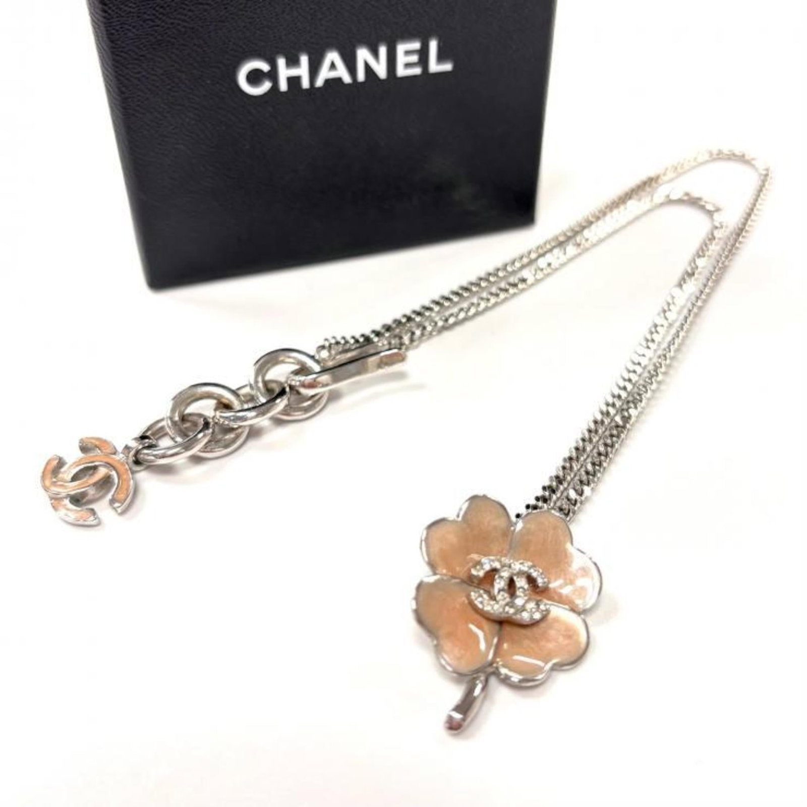 Chanel Coco Mark Clover Rhinestone Necklace in Pink Beige & Silver: Chanel Coco Mark Clover Rhinestone Necklace in Pink Beige & Silver Elevate your style with the iconic Chanel Coco Mark Clover Rhinestone Necklace, boasting a timeless combination of beige and pink hue
