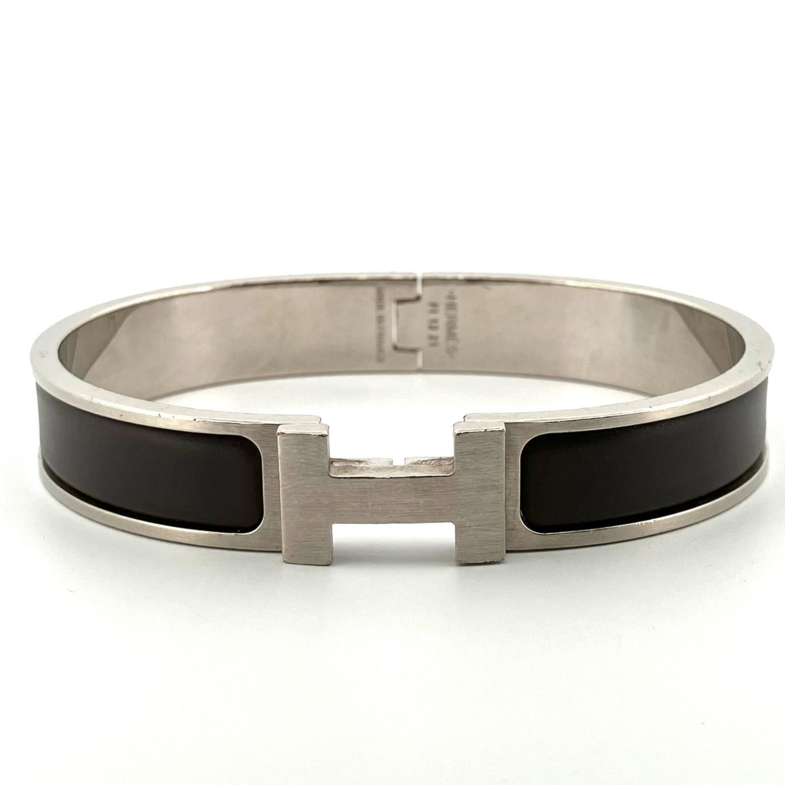 Bangle Hermes: Bangle Hermes A pre-owned Hermes bangle in sleek gray and silver tones, measuring 19cm in length, adds an elegant touch to any outfit. With its classic design and premium materials, this timeless piec