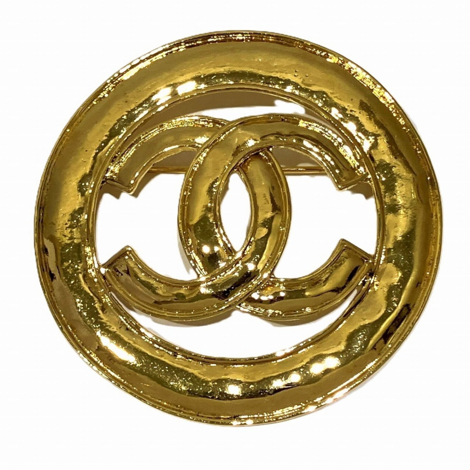 Plating Chanel Brooch Gold: Plating Chanel Brooch Gold A stunning Chanel brooch in gold plating, exuding timeless elegance and sophistication. With its intricate design and vintage charm, this piece is sure to add a touch of lux