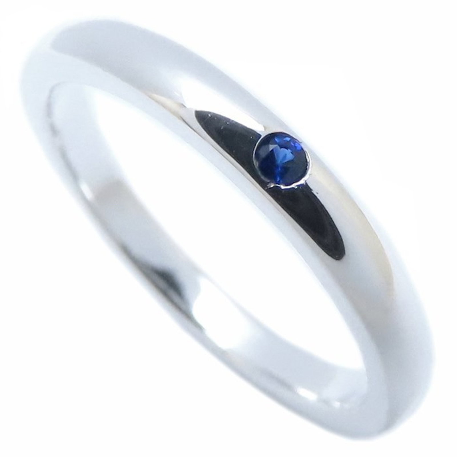 925 Tiffany Band Ring Silver: 925 Tiffany Band Ring Silver A stunning 925 Tiffany band ring in silver, this timeless piece is perfect for everyday wear. With its classic design and high-quality material, it exudes elegance and sop