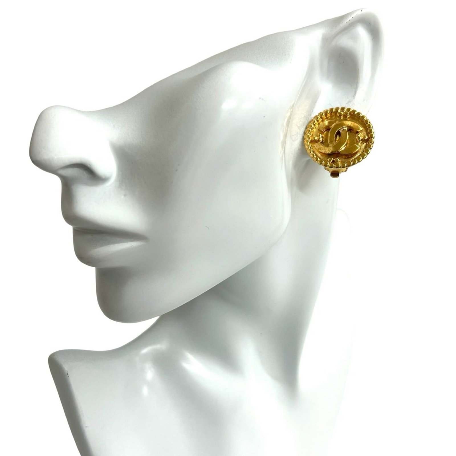 Chanel Clip Earrings in Gold Plating: Chanel Clip Earrings in Gold Plating Elevate your everyday style with these stunning Chanel clip earrings in gold plating, featuring the iconic brand's signature sleek design and luxurious finish. Wit