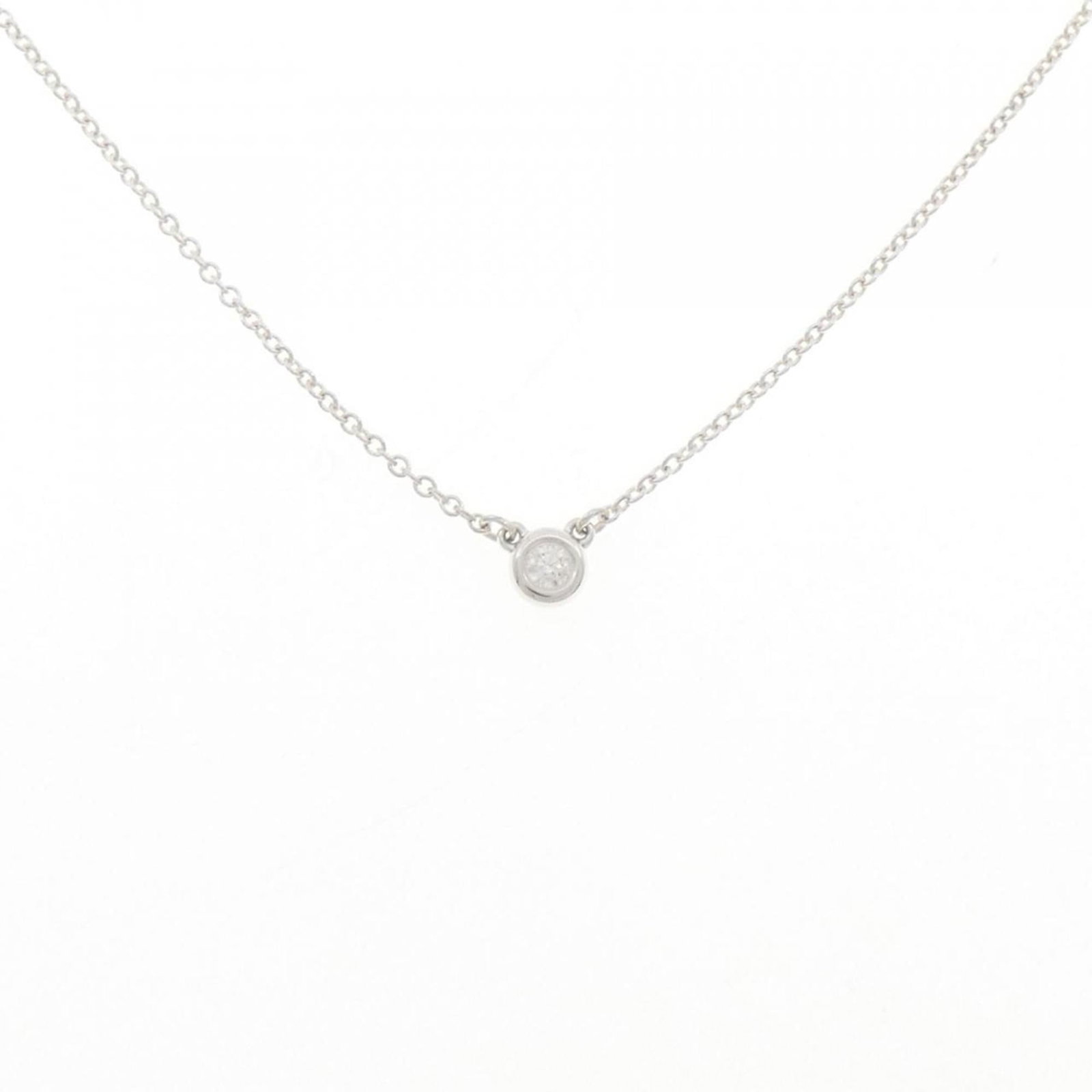 Necklace Tiffany By the Yard: Necklace Tiffany By the Yard A stunning silver Tiffany necklace, adorned with a 0.16'' diamond pendant, adds a touch of elegance to any outfit. With its 41cm circumference and 4.1mm pendant size, this
