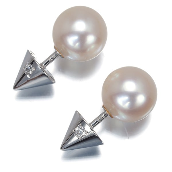 Wg Tasaki Earrings Akoya Pearl 7.5Mm Diamond Refined Rebellion 18K: Wg Tasaki Earrings Akoya Pearl 7.5Mm Diamond Refined Rebellion 18K Elevate your style with the TASAKI Earrings, boasting 7.5mm Akoya pearls set in refined 18k white gold. This stunning piece is part o