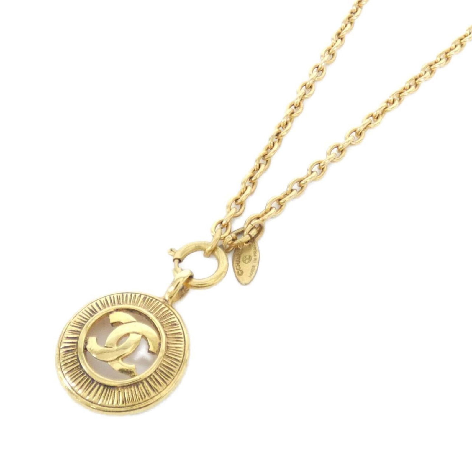 necklace Chanel: necklace Chanel A stunning Chanel necklace in gold, boasting a classic design with a 35mm x 25mm pendant that adds a touch of timeless elegance to any outfit. Its 41cm adjustable neck ensures a comfor