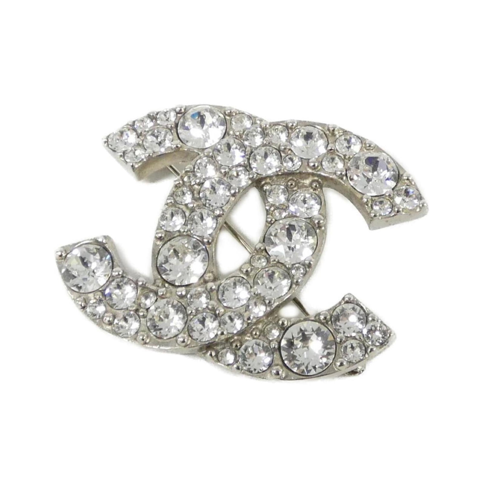 Brooch Chanel: Brooch Chanel A stunning Chanel brooch, expertly crafted with crystal clear details that add a touch of elegance to any outfit. With its classic design and subtle scratches from years of wear, this pi
