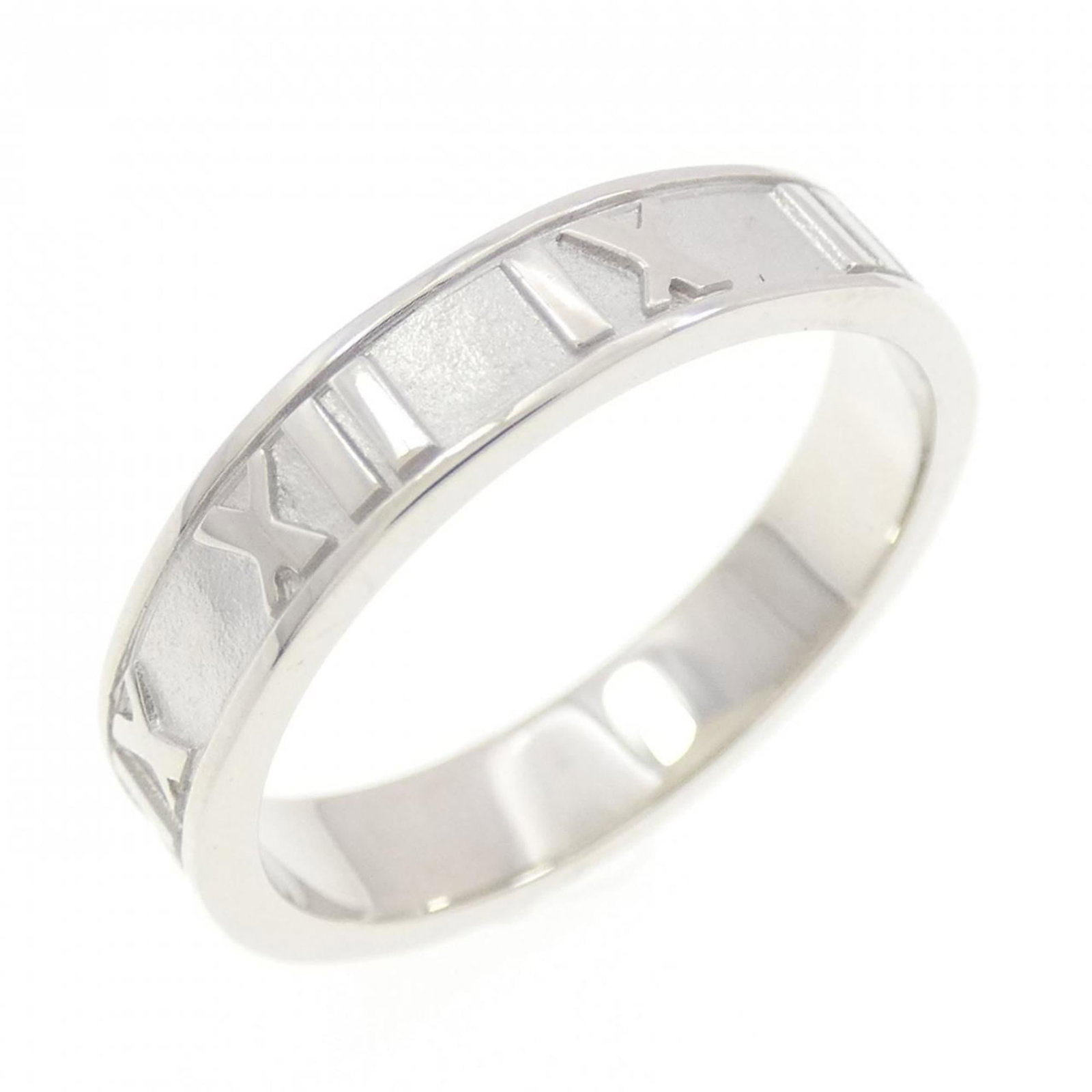 (18K) Tiffany Band Ring White Gold: (18K) Tiffany Band Ring White Gold A timeless Tiffany band ring, crafted from 18K white gold, adds a touch of elegance to any outfit with its sleek design and classic style. With a comfortable fit in