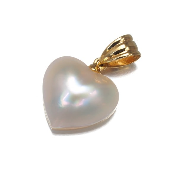 Tasaki Pendant with Mabe Pearl, 18K Yellow Gold: Tasaki Pendant with Mabe Pearl, 18K Yellow Gold A stunning 18k yellow gold pendant adorned with a luminous mabe pearl, adding a touch of elegance to any outfit. Crafted in Japan, this beautiful piece