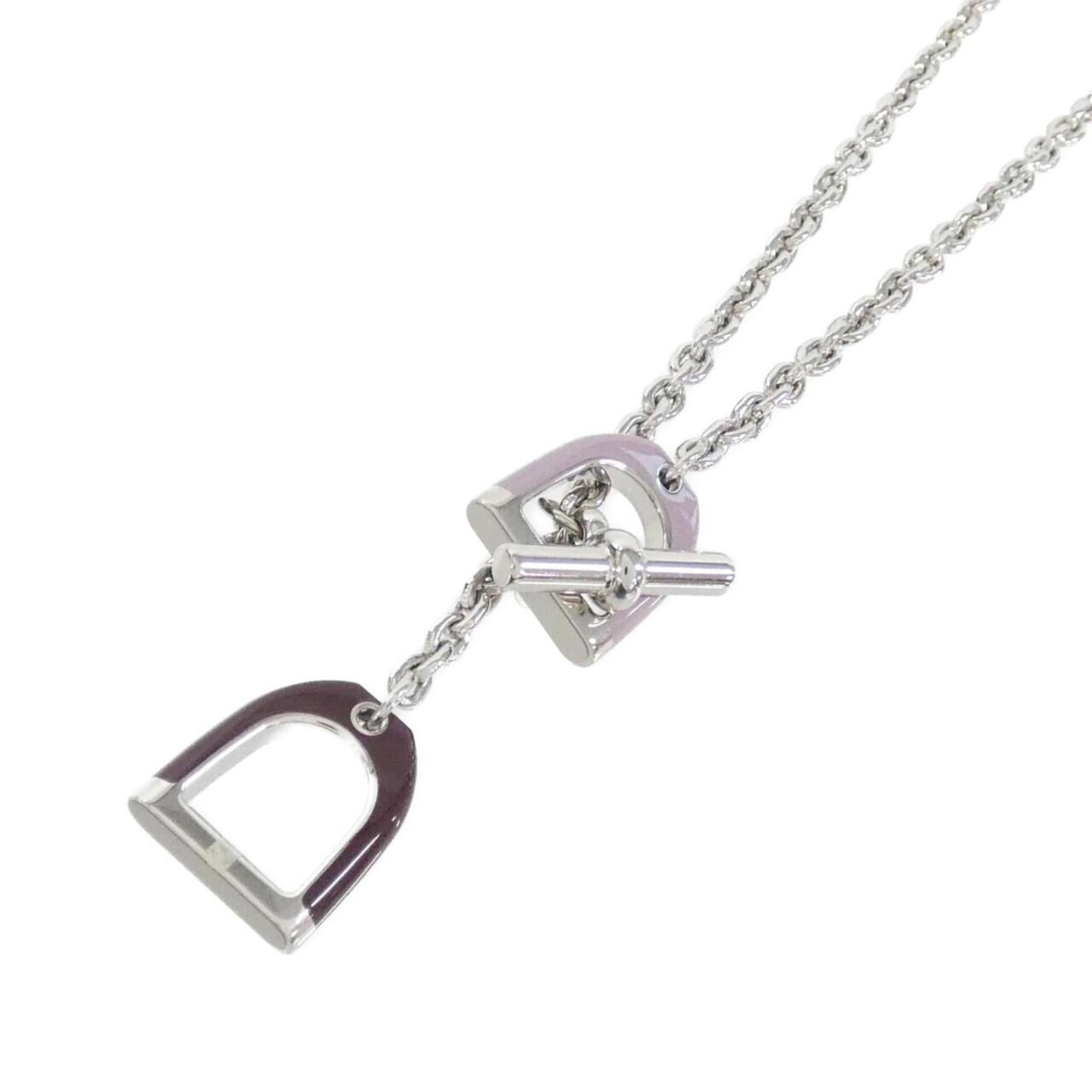 Necklace Hermes Etrier 100088FP: Necklace Hermes Etrier 100088FP A rare opportunity to own a pre-owned Hermes Etrier necklace, boasting the iconic brand's signature style and craftsmanship. This Bordeaux-colored, silver-toned piece b