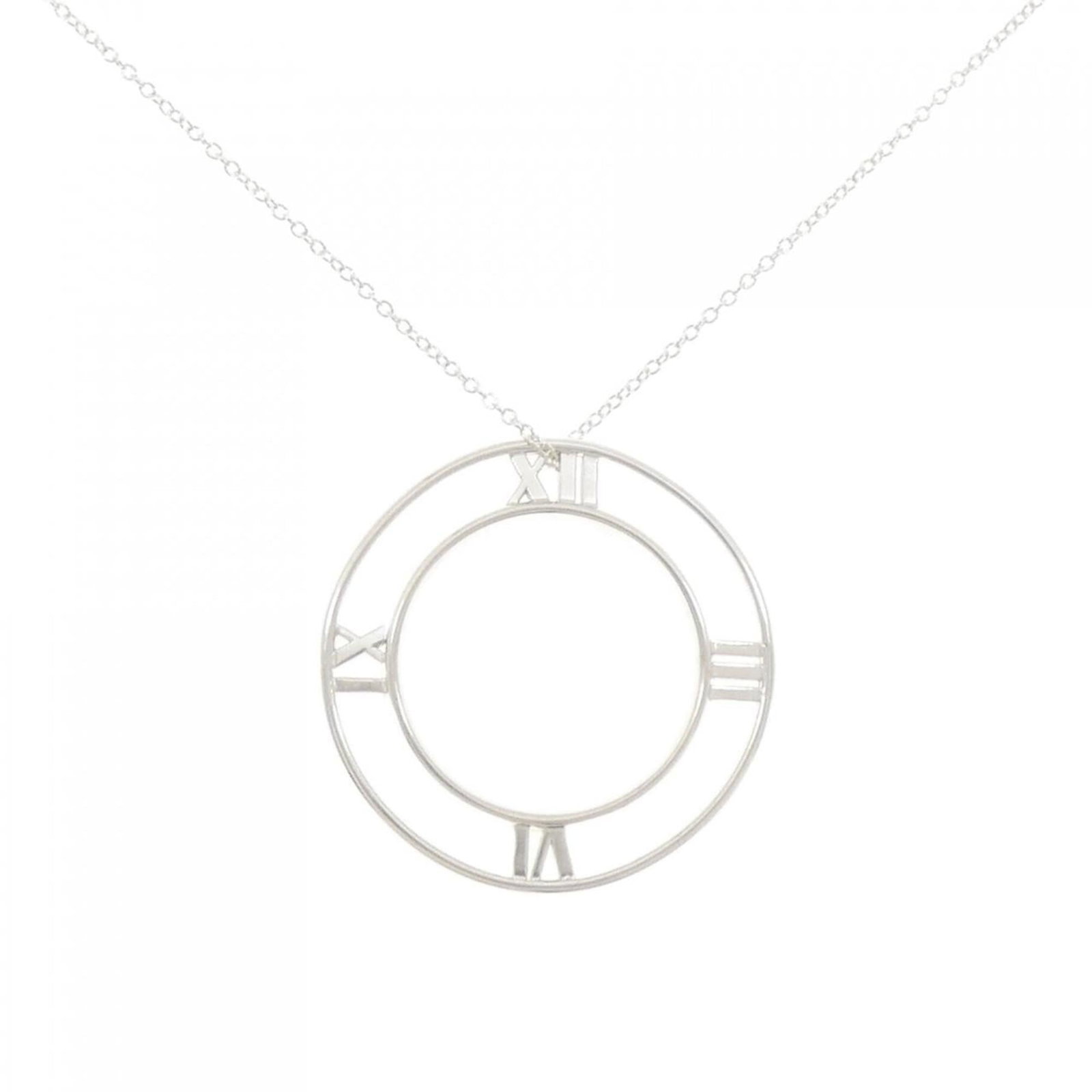Necklace Tiffany Atlas Round Small: Necklace Tiffany Atlas Round Small Elevate your style with the timeless Tiffany Atlas Round Small necklace, crafted from sterling silver 925 and boasting a sleek, modern design. This beautiful piece b