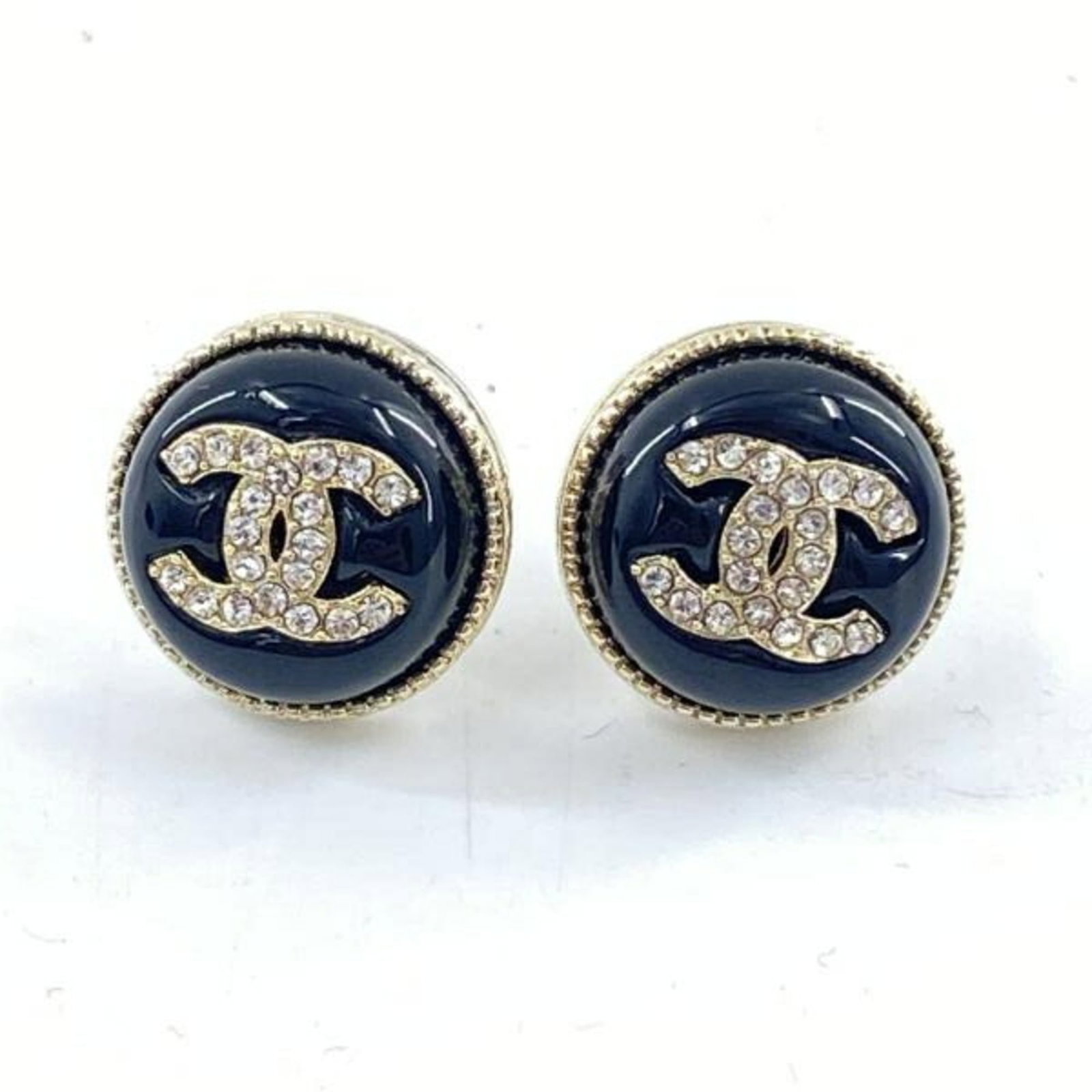 Earrings Chanel Stud: Earrings Chanel Stud Authentic Chanel stud earrings in sleek black and gold, these timeless pieces exude classic sophistication with their understated elegance. With their 15mm diameter and durable co