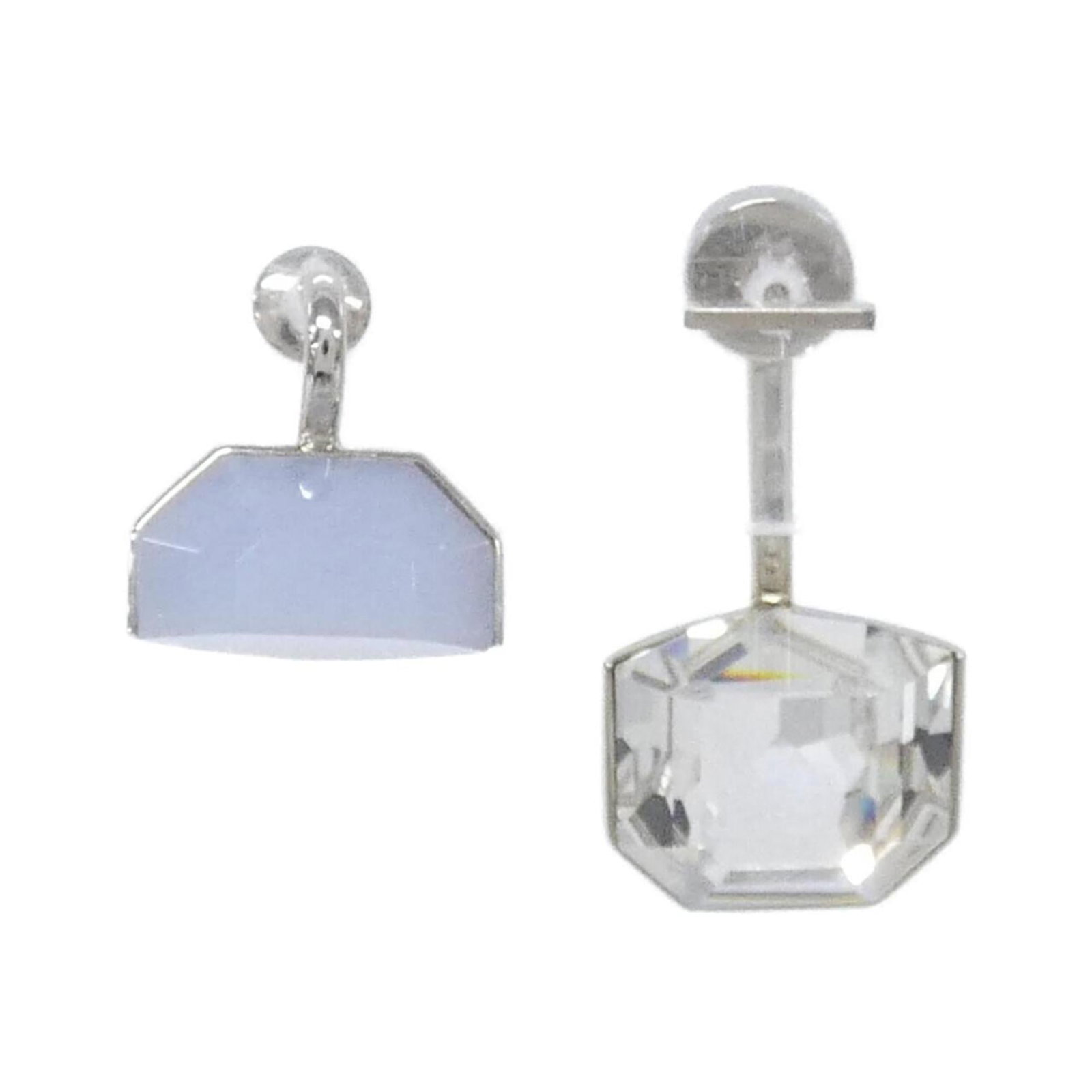 Earrings Christian Dior Stud: Earrings Christian Dior Stud Elevate your everyday style with these stunning Christian Dior stud earrings, boasting sleek silver frames and a vibrant blue hue that adds a touch of sophistication to an
