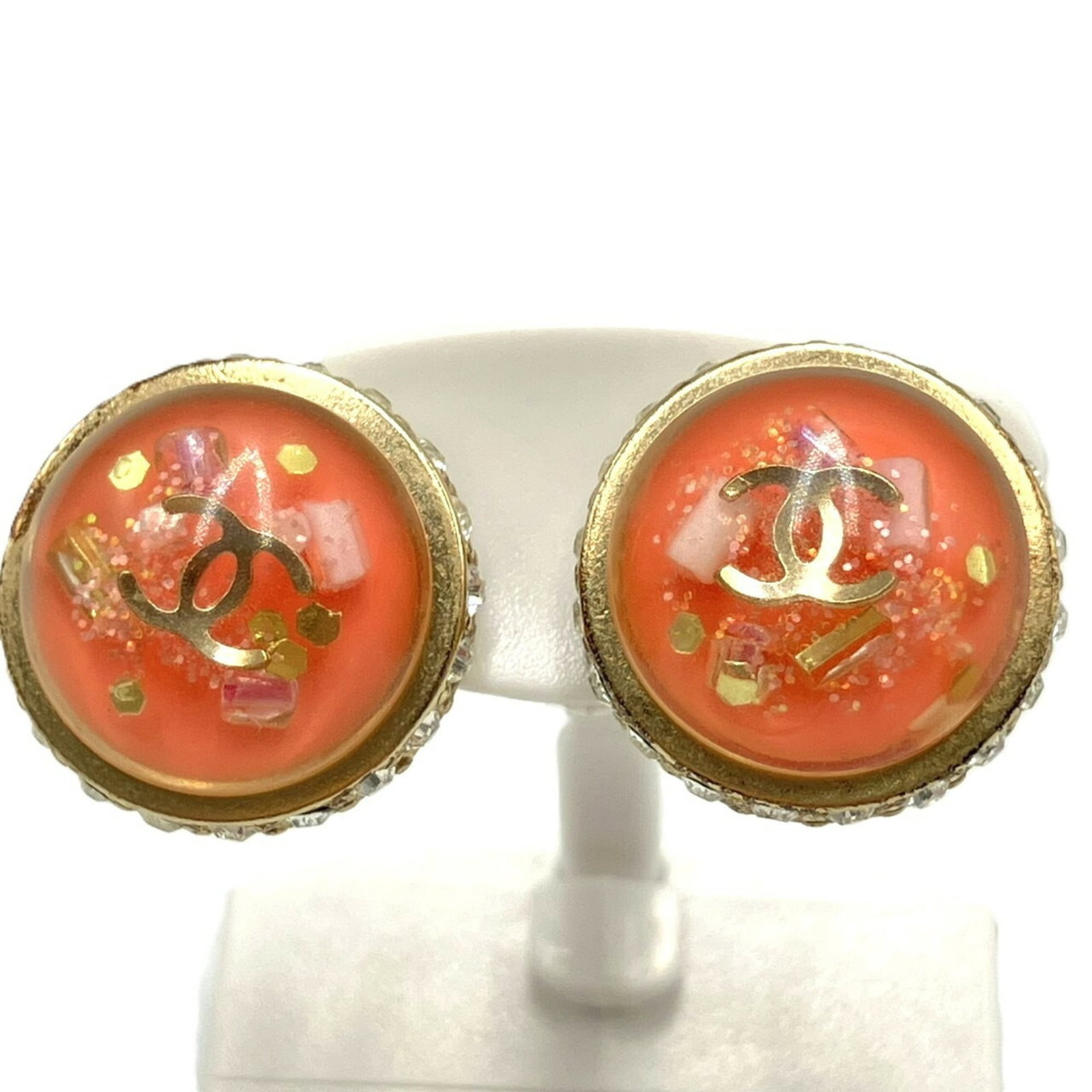 Chanel stud earrings in metal: Chanel stud earrings in metal Add a touch of timeless elegance to your outfit with these authentic Chanel stud earrings in pink metal. With their sleek design and durable construction, they're perfect