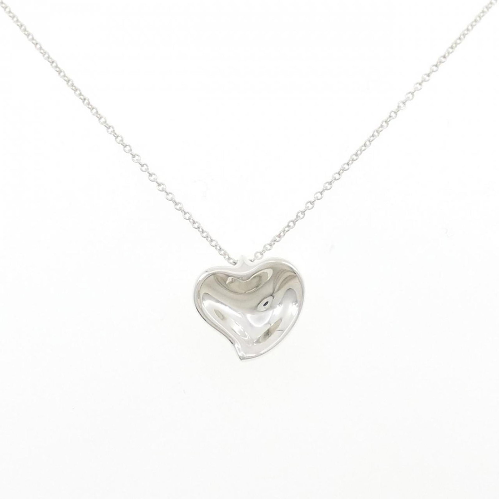 necklace Tiffany 925: necklace Tiffany 925 A stunning silver Tiffany necklace, crafted from 925 sterling silver, boasts a beautiful pendant that shines with elegance. With its slender chain and delicate design, this neckla