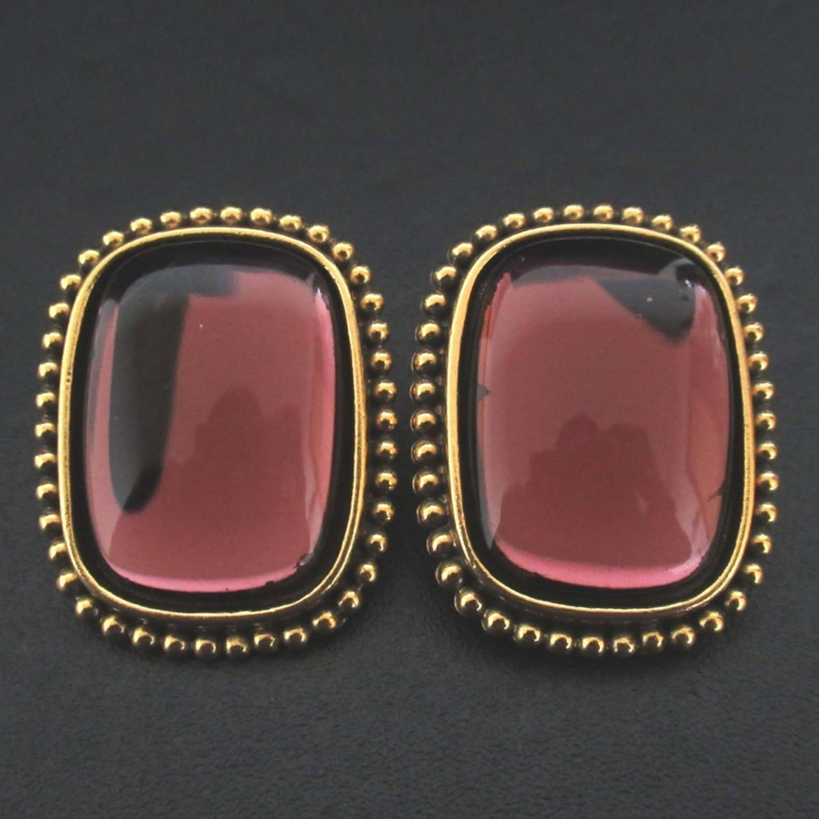 Earrings Yves Saint Laurent Clip: Earrings Yves Saint Laurent Clip Elevate your style with these stunning vintage Yves Saint Laurent clip earrings, boasting a sleek gold frame and vibrant purple color stone. In mint condition, these i