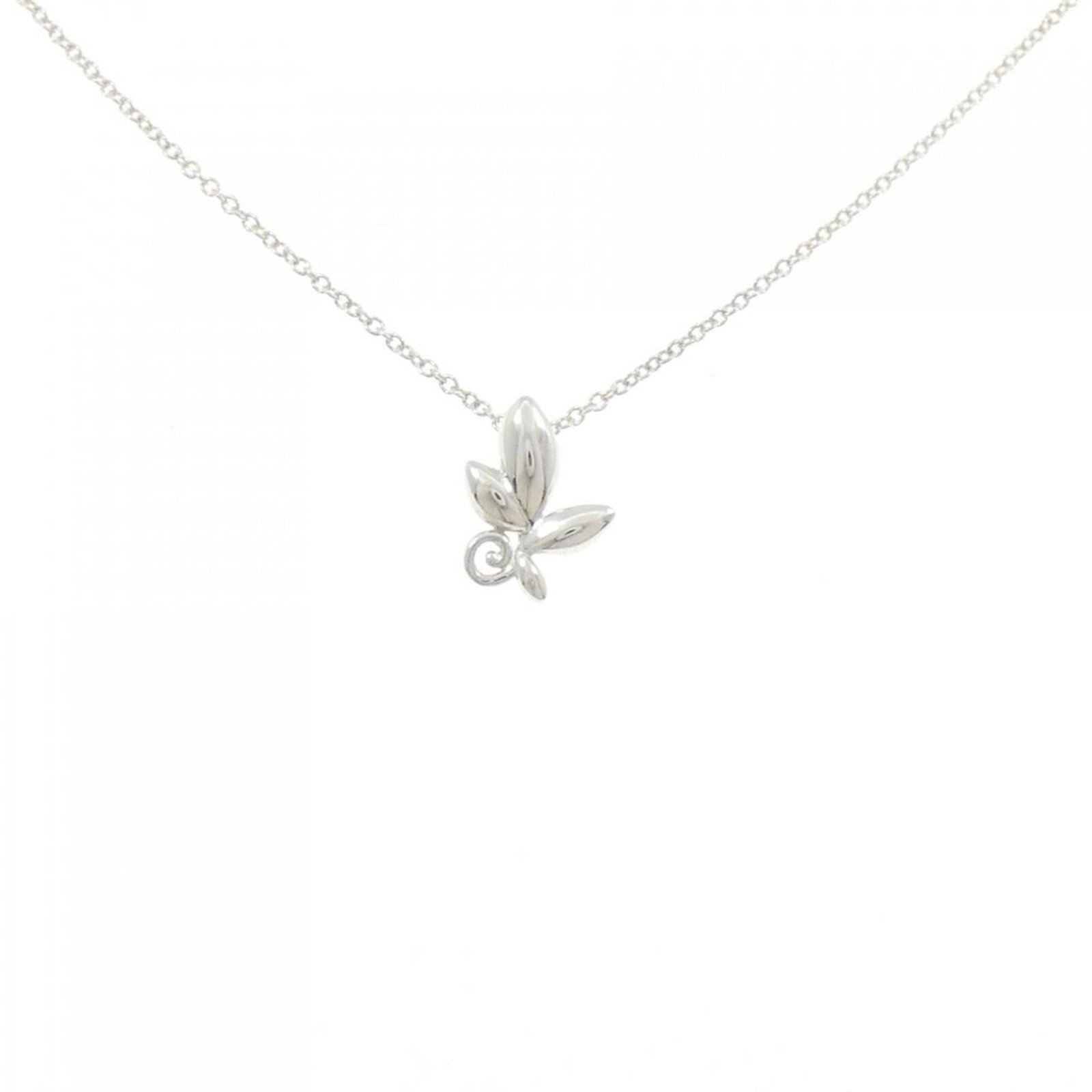 Necklace Tiffany Olive Leaf: Necklace Tiffany Olive Leaf Elegant and understated, the Tiffany Olive Leaf necklace shines with its sterling silver 925 material and delicate olive leaf pendant. With a comfortable 41cm neck circumfe
