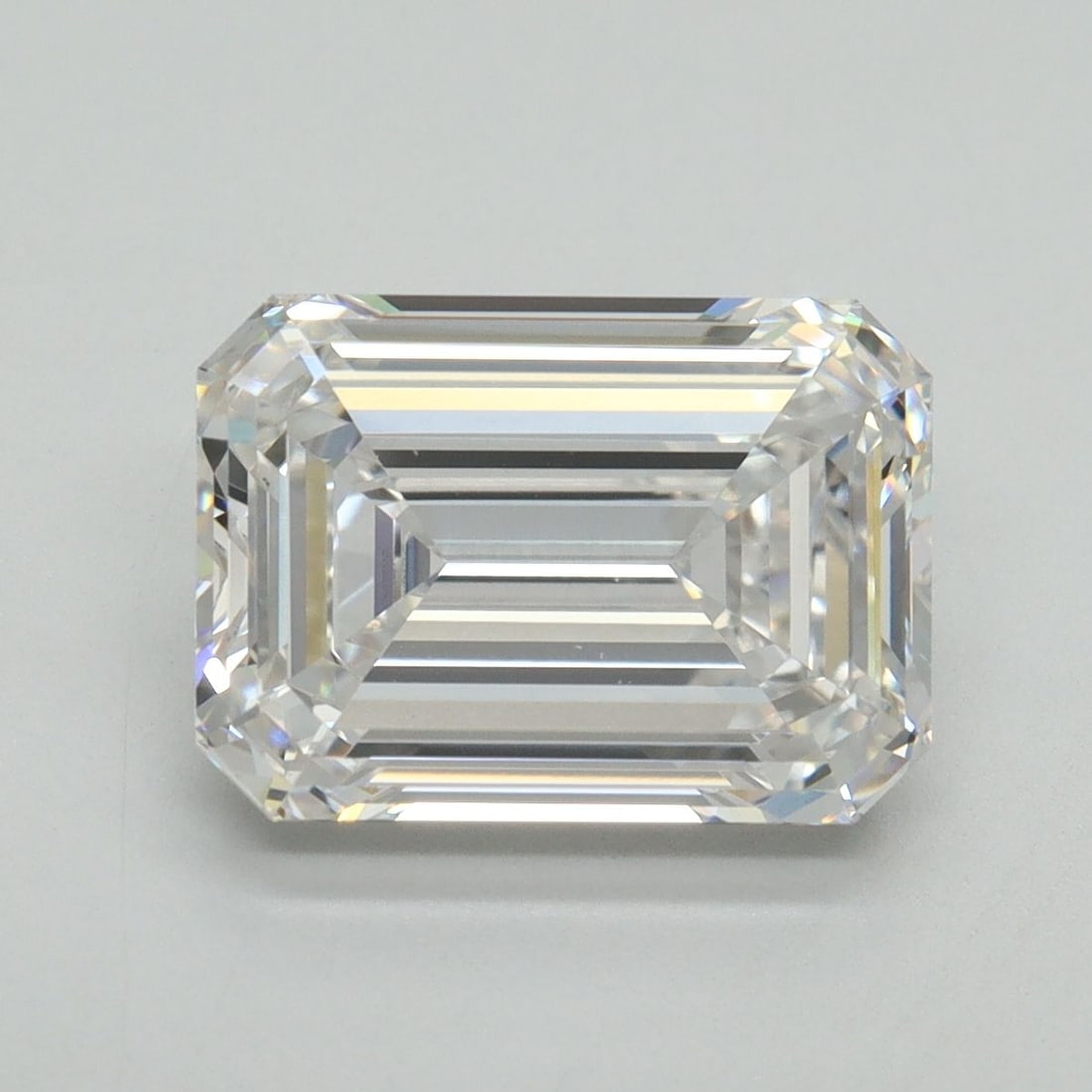 Loose Lab Diamond - IGI Emerald 4.03ct E VVS2: Loose Lab Diamond - IGI Emerald 4.03ct E VVS2 A rare and exceptional lab-grown diamond, certified by the International Gemological Institute (IGI), boasts an impressive 4.03 carats of emerald clarity