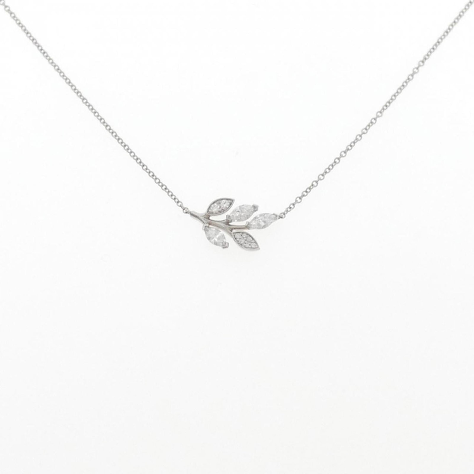Necklace Tiffany Victoria: Necklace Tiffany Victoria Elegance and sophistication come together in the Tiffany Victoria necklace, a stunning platinum pendant adorned with a beautiful diamond stone. This timeless piece boasts a c