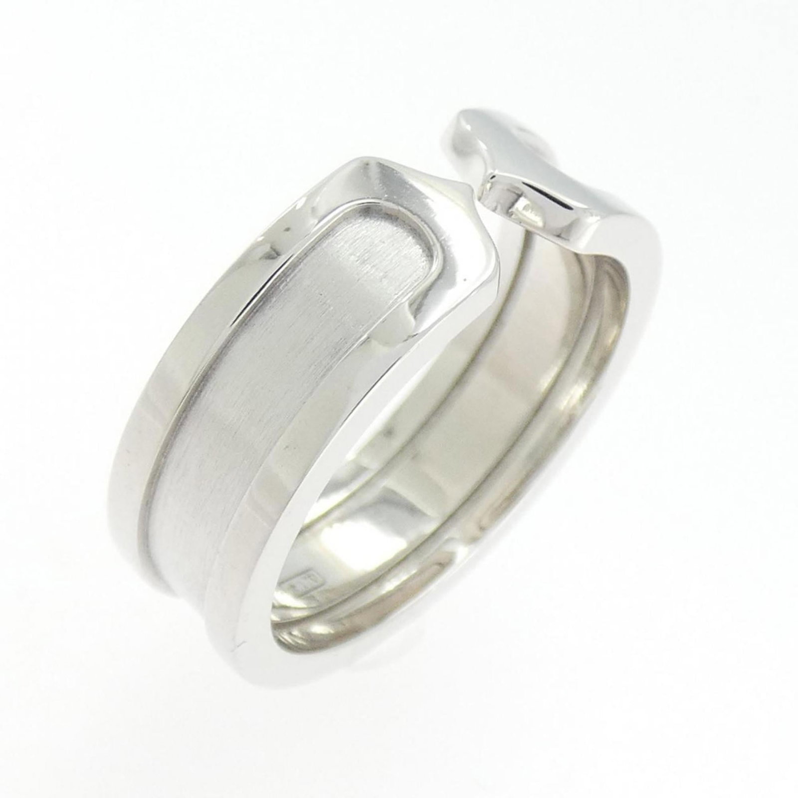 Cartier Band Ring in White Gold: Cartier Band Ring in White Gold A stunning Cartier band ring in white gold, this timeless piece boasts sleek lines and sophistication. With its classic design and high-quality material, it's perfect f