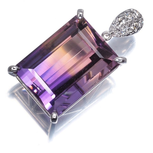 Gold Tasaki Pendant Ametrine 24.12Ct Diamond 0.25Ct Drop 18K 750 White: Gold Tasaki Pendant Ametrine 24.12Ct Diamond 0.25Ct Drop 18K 750 White Elevate your style with the TASAKI Gold Pendant, boasting an exquisite 24.12ct Ametrine gemstone surrounded by delicate white gol