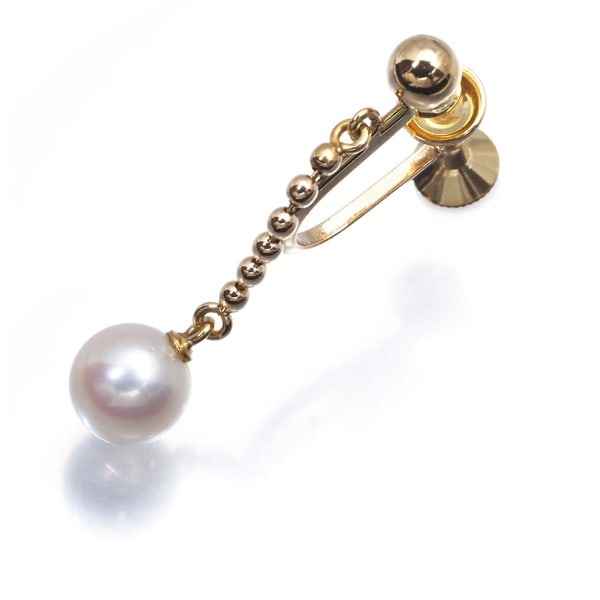 Mikimoto 18k Yellow Gold Single Akoya Pearl Earring 6.6mm: Mikimoto 18k Yellow Gold Single Akoya Pearl Earring 6.6mm Elevate your elegance with this stunning 18k yellow gold single Akoya pearl earring, showcasing a luminous 6.6mm pearl that catches the light.