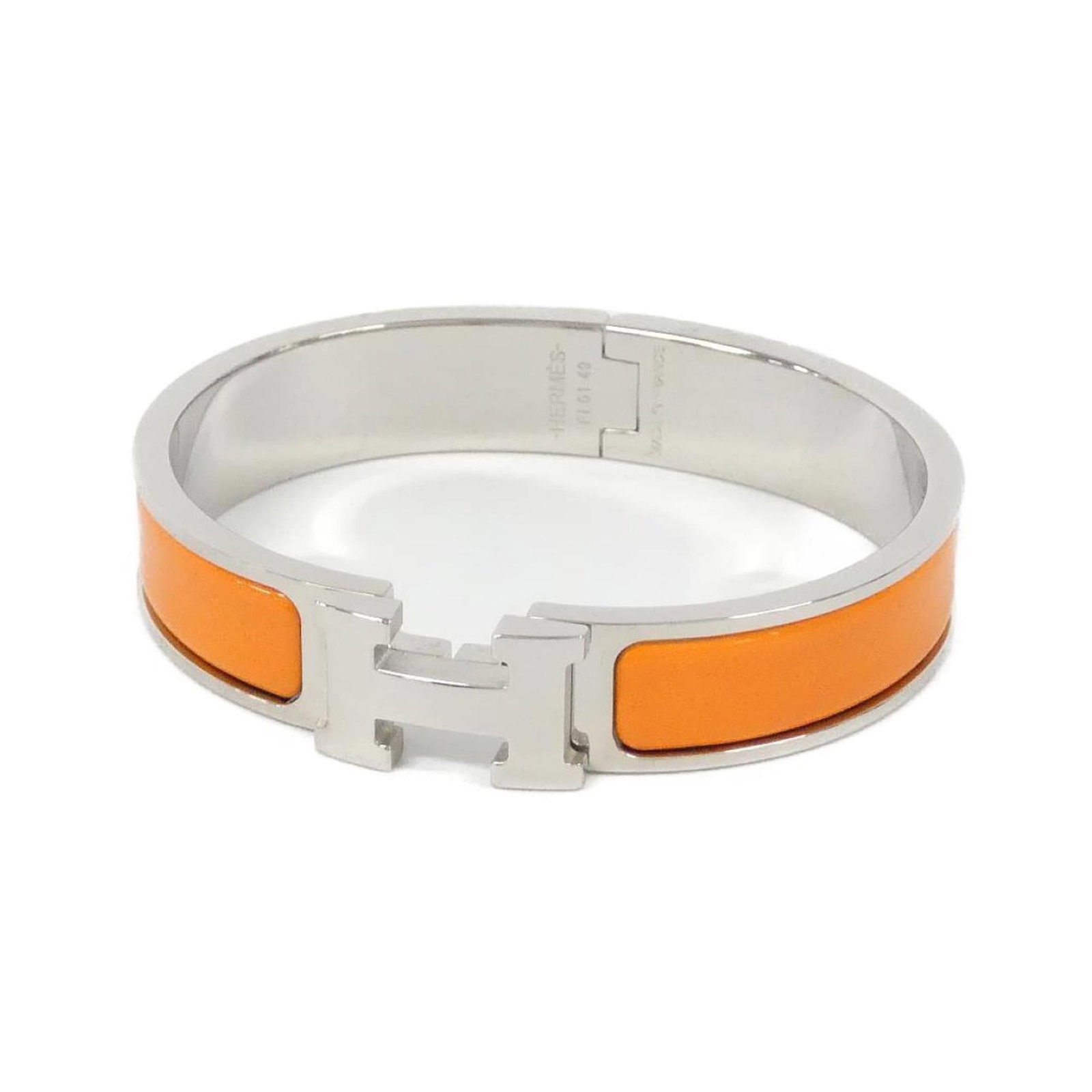 Bracelet Hermes Charm: Bracelet Hermes Charm A vibrant orange charm adorns our 16cm Hermes bracelet, adding a pop of color to any outfit. With its delicate design and worn-in look, this used charm bracelet boasts a unique,