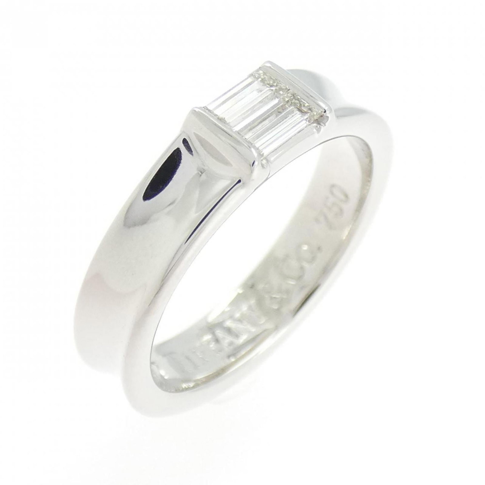 (18K) Tiffany Band Ring White Gold: (18K) Tiffany Band Ring White Gold Elevate your style with this stunning 18K white gold Tiffany band ring, boasting a sleek and sophisticated design that exudes luxury. Featuring a beautiful diamond s