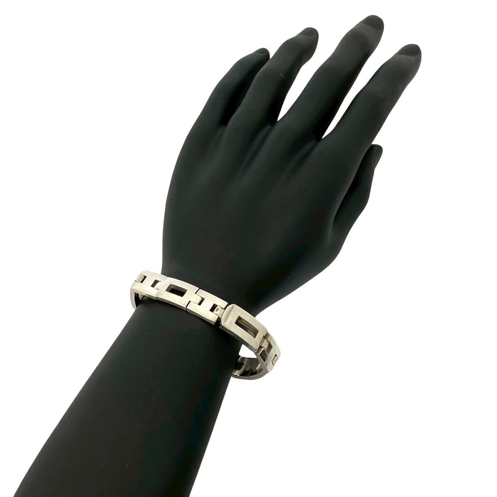 Hermes Silver 925 Charm Bracelet: Hermes Silver 925 Charm Bracelet A delicate and timeless piece, this Hermes charm bracelet boasts a sleek silver 925 finish and a classic design that exudes understated elegance. With its slender 19cm