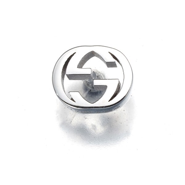 Gold Gucci Single Earring Interlocking G 18K 750 White: Gold Gucci Single Earring Interlocking G 18K 750 White Elevate your style with the iconic Gucci Interlocking G single earring, crafted from 18k white gold for a luxurious touch. This sleek stud earrin