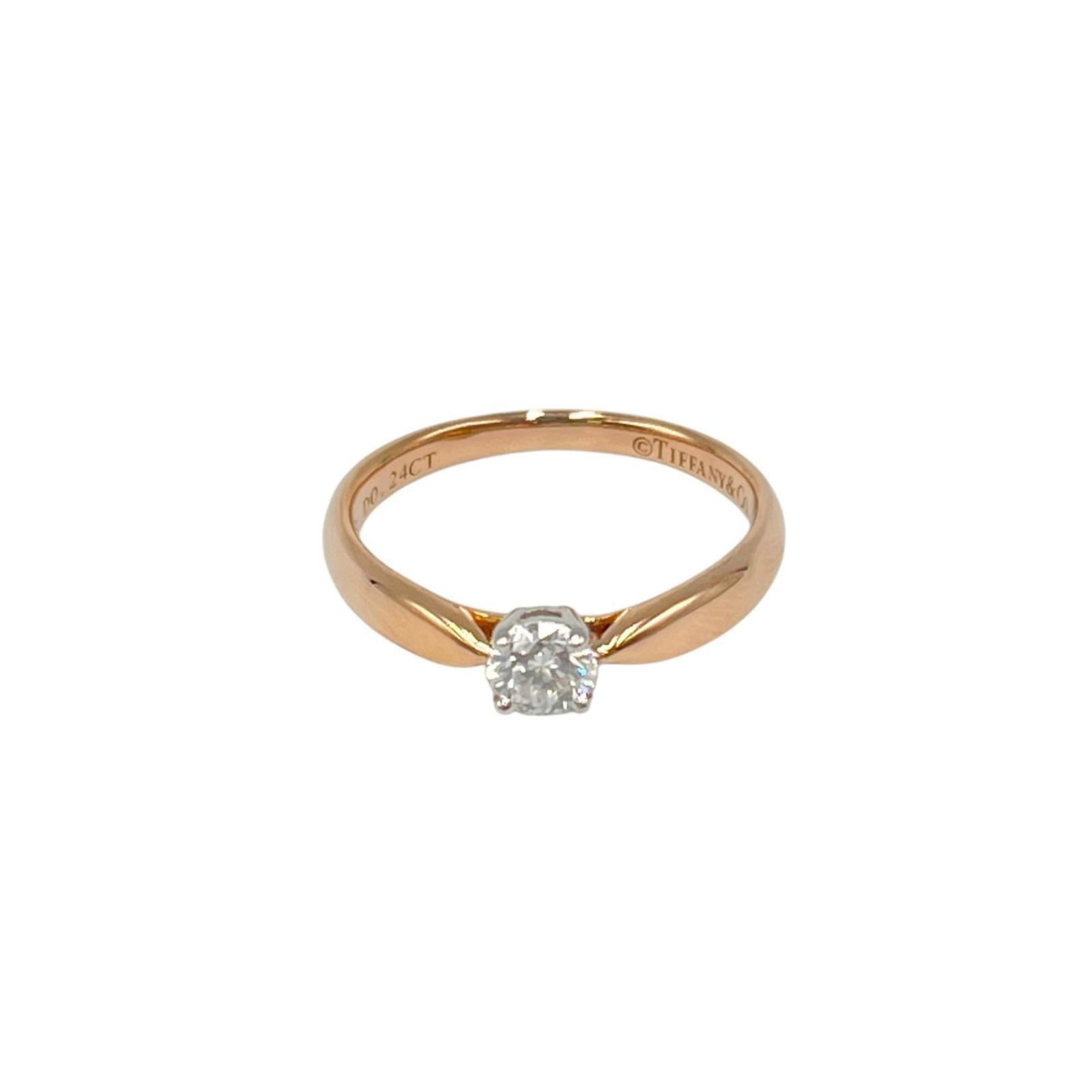 Pink Gold 18K Tiffany Band Ring: Pink Gold 18K Tiffany Band Ring Elevate your style with the timeless elegance of Tiffany's iconic pink gold band ring, crafted from 18K precious metal for a luxurious touch. This pre-loved beauty boas