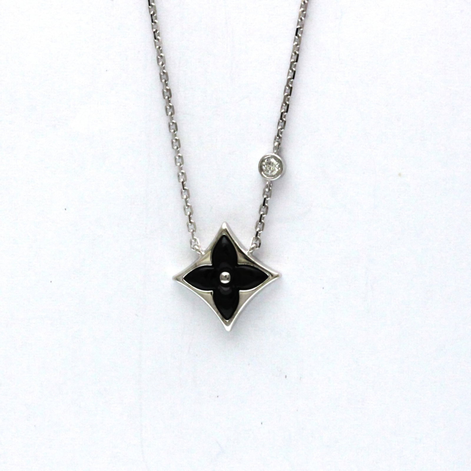 Louis Vuitton Star Blossom BB Necklace, Onyx And Diamond White Gold (18K) Diamond, Men, Women: Louis Vuitton Star Blossom BB Necklace, Onyx And Diamond White Gold (18K) Diamond, Men, Women Fashion Pendant Necklace (Silver) Elevate your style with the iconic Louis Vuitton Star Blossom BB Necklac