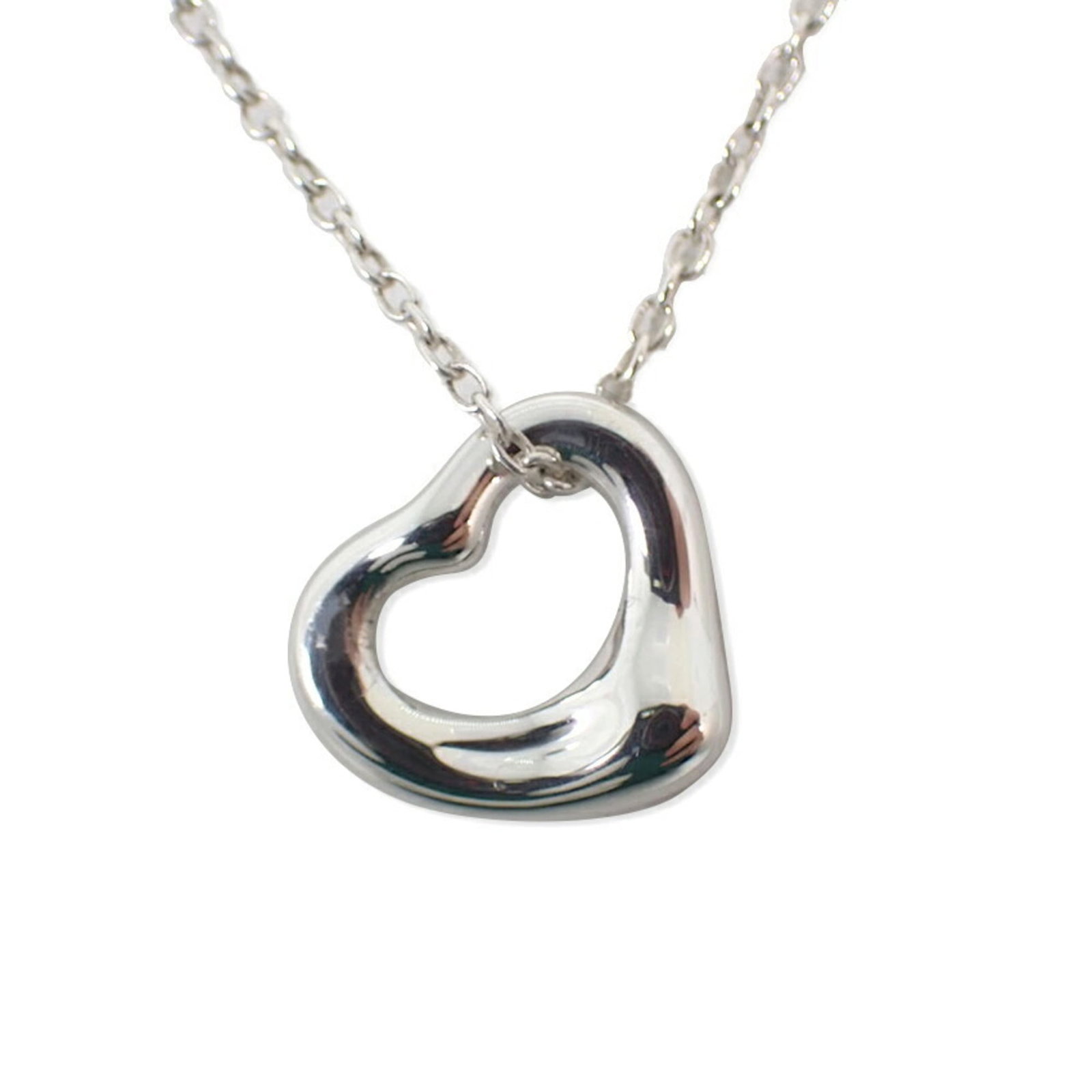 necklace TIFFANY 925 heart pendant: necklace TIFFANY 925 heart pendant A timeless Tiffany necklace, this sterling silver 925 heart pendant is a classic symbol of love and elegance. With its durable 46cm chain and intricate 9.9mm x 11mm