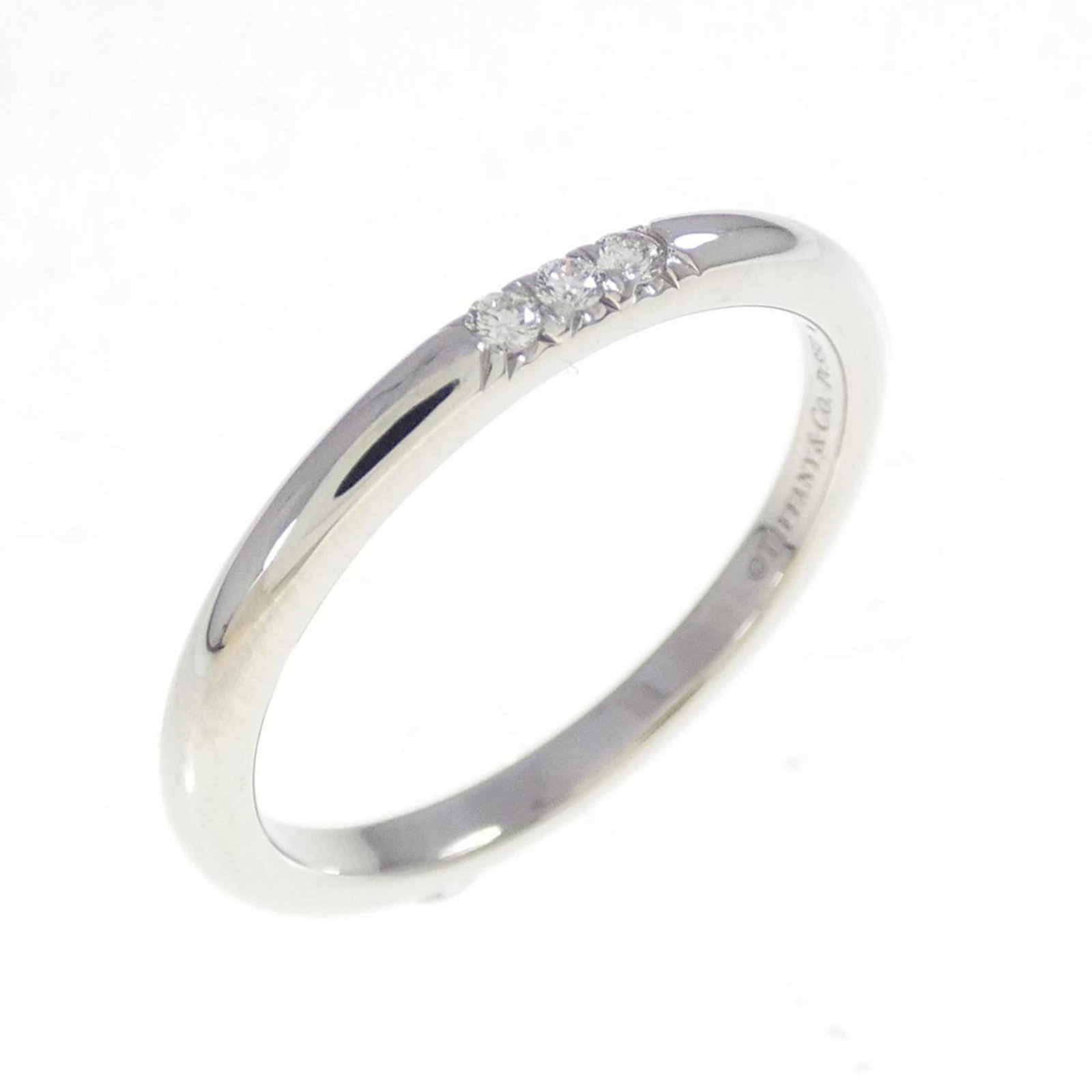 950 Tiffany Band Ring Platinum: 950 Tiffany Band Ring Platinum A stunning platinum band ring from Tiffany & Co., this 950 platinum diamond ring boasts sleek lines and understated elegance, making it perfect for everyday wear. With i