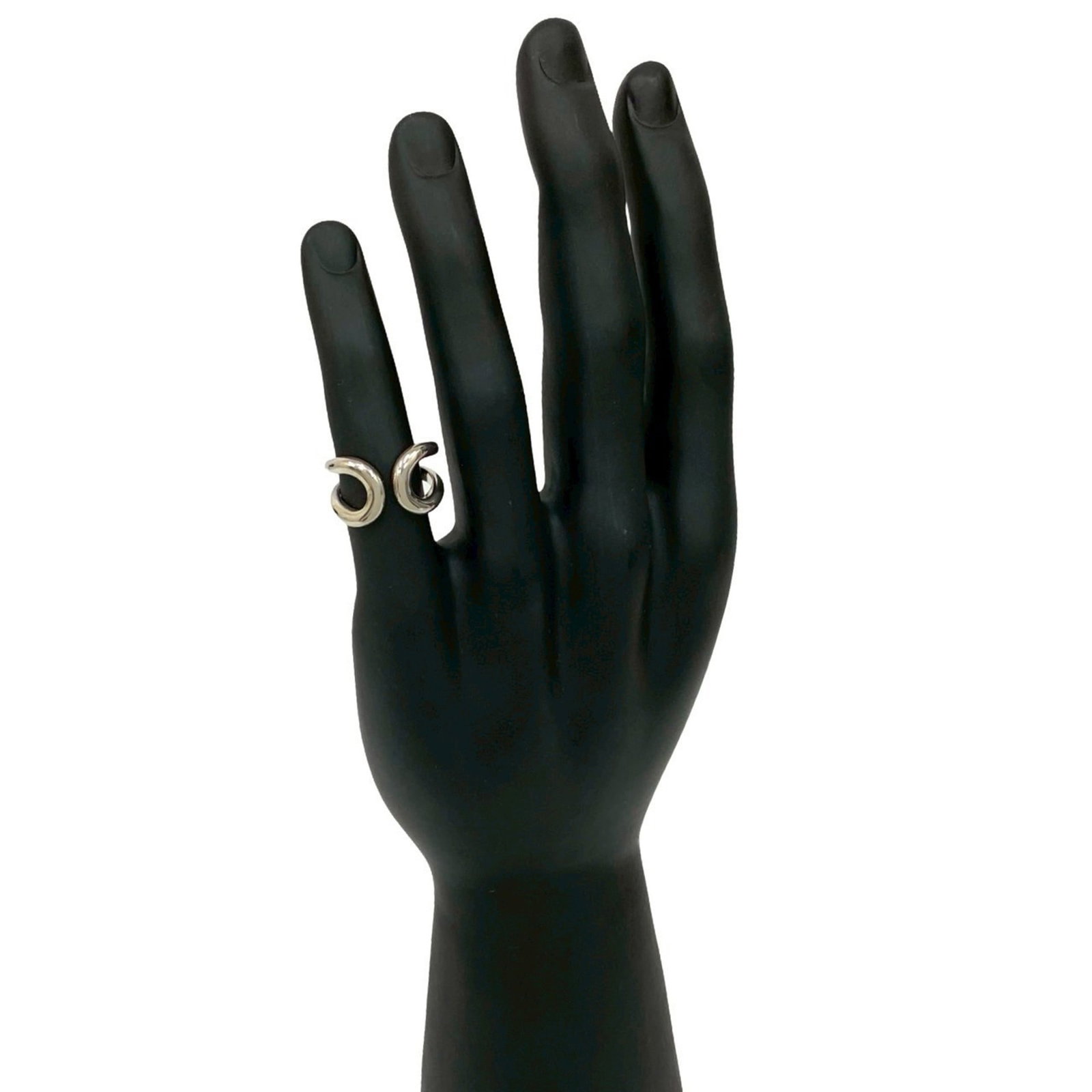 Hermes Silver 925 Band Ring: Hermes Silver 925 Band Ring A sleek and sophisticated silver band ring from the renowned French fashion house Hermes, crafted with 925 sterling silver for a touch of luxury. With its understated desig